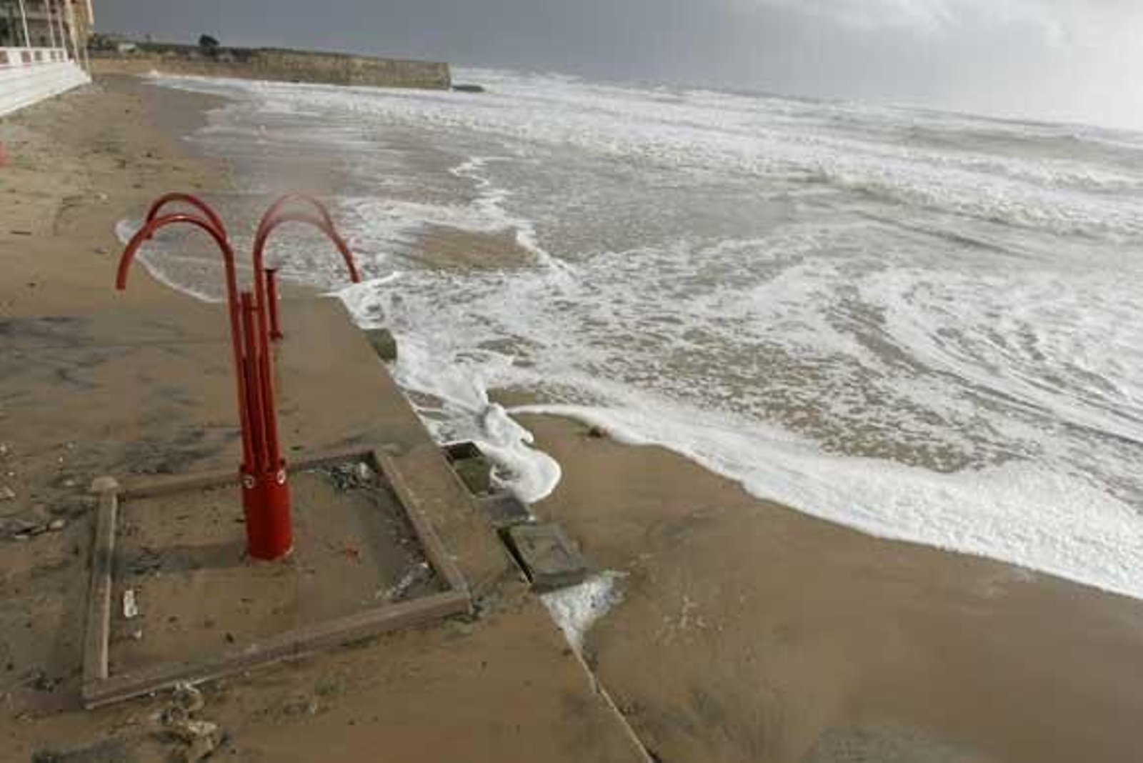 Los fuertes vientos y las mareas están afectando el perfil de la playa de la Victoria, que se está quedando prácticamente sin arena

Foto: Jesus Marin