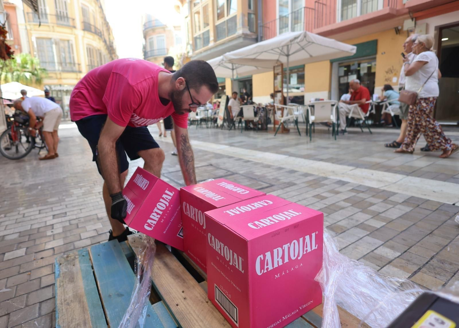 Los bares del Centro de Málaga cargan provisiones para la Feria