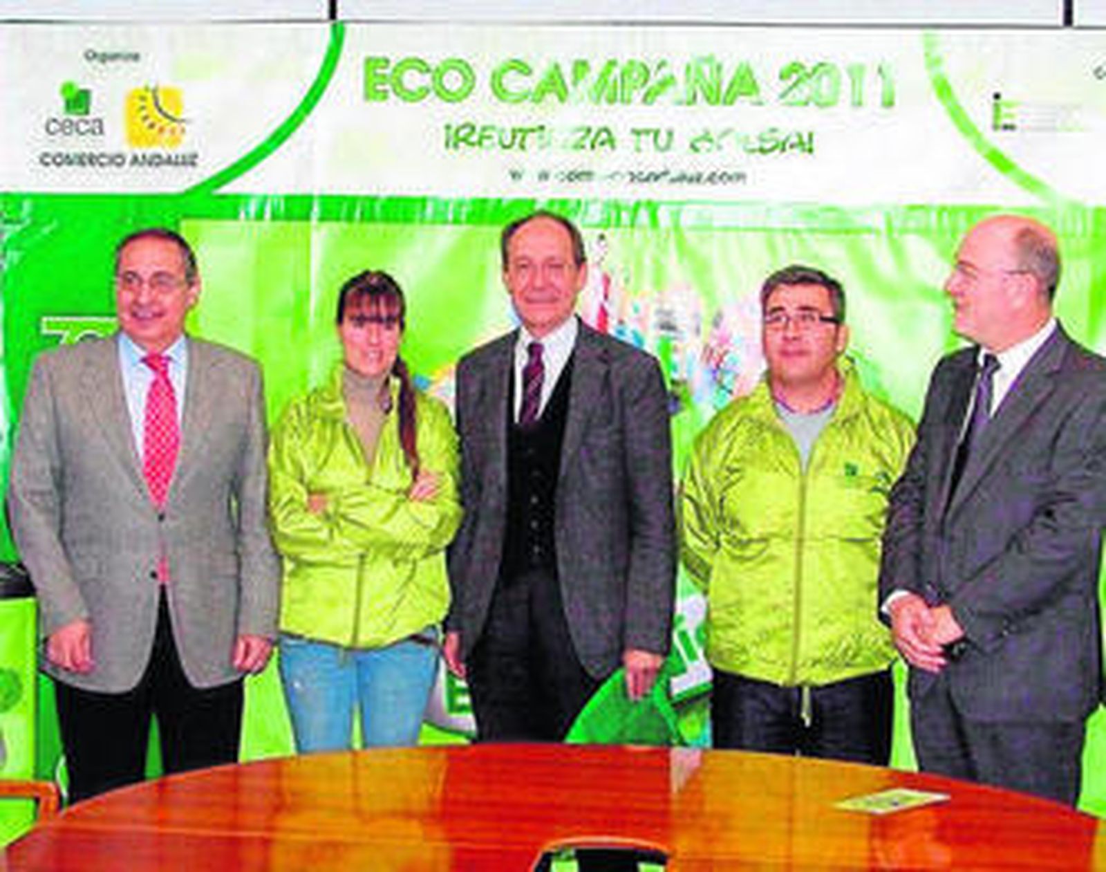 El consejero Díaz Trillo -en el centro de la imagen- presentó la campaña.