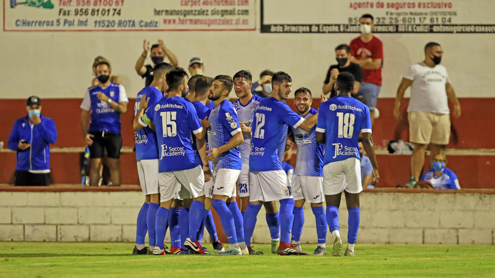 Los jugadores del Xerez CD se felicitan tras anotar uno de sus goles ante la Roteña.
