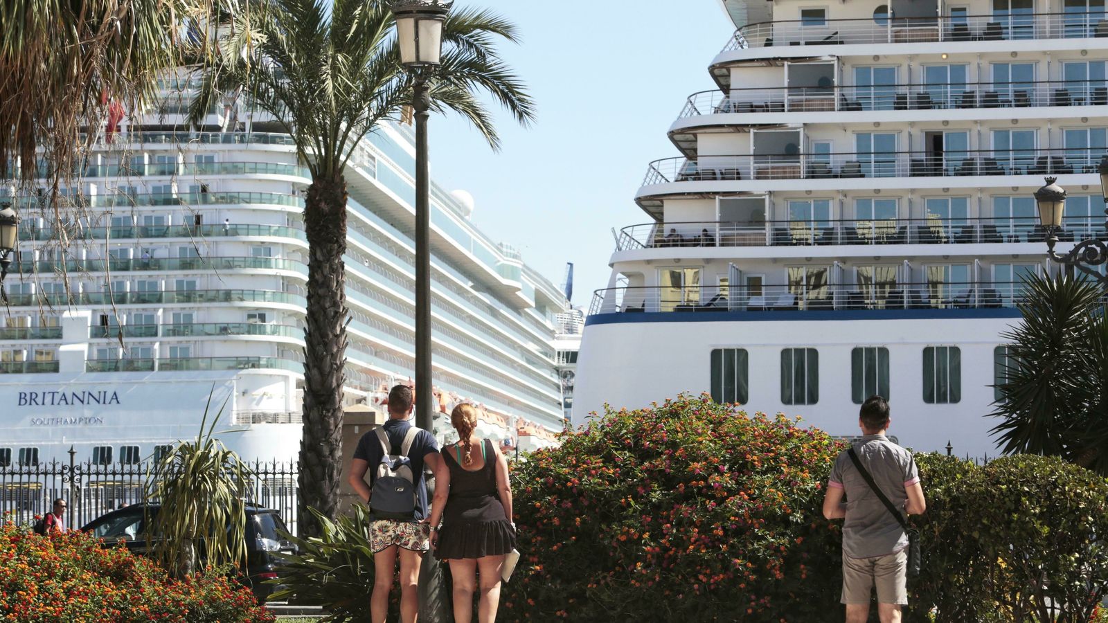 Dos de los grandes cruceros que han llegado esta misma semana