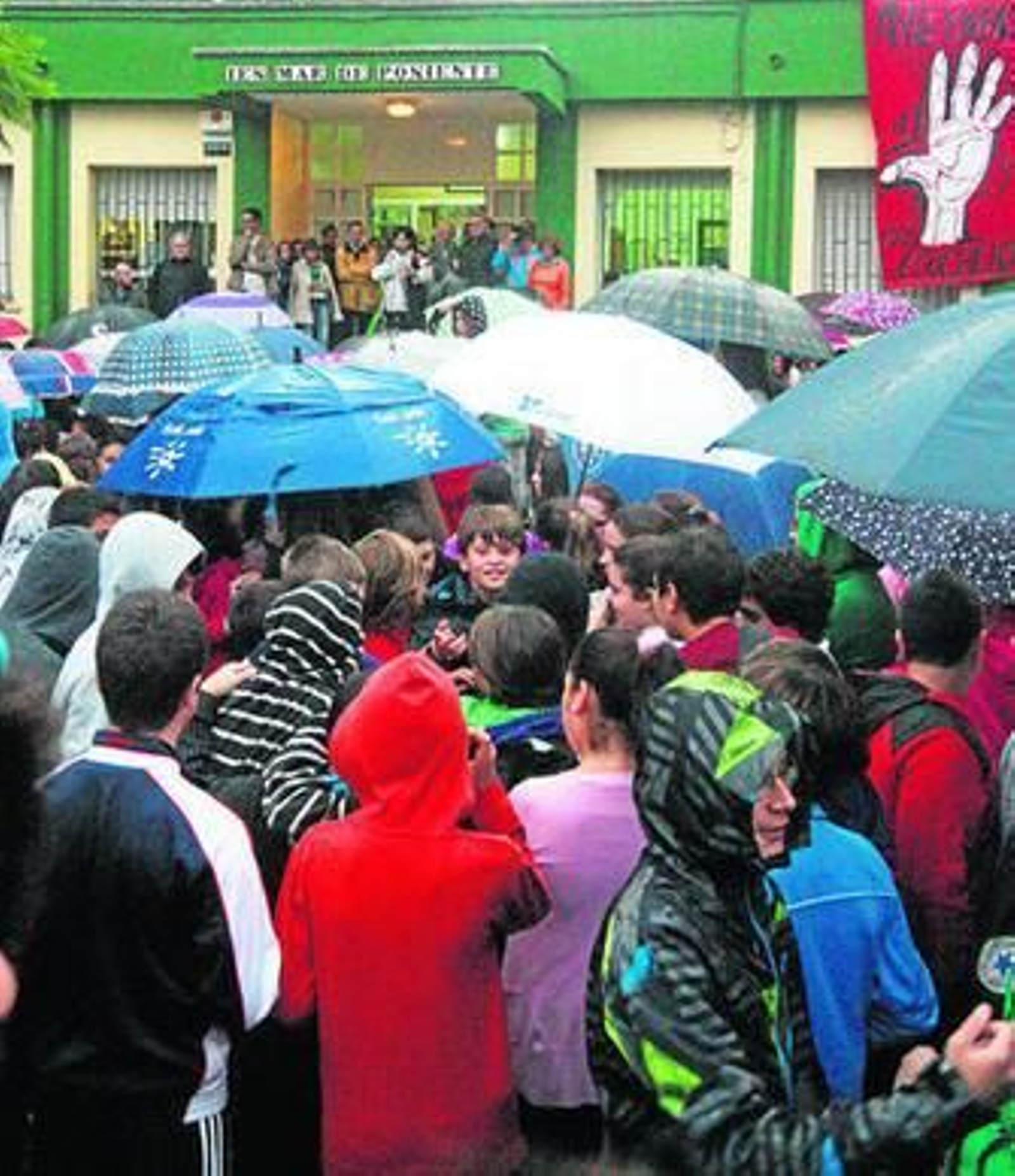 Imagen de la concentración que tuvo lugar ayer a las puertas del Mar de Poniente.