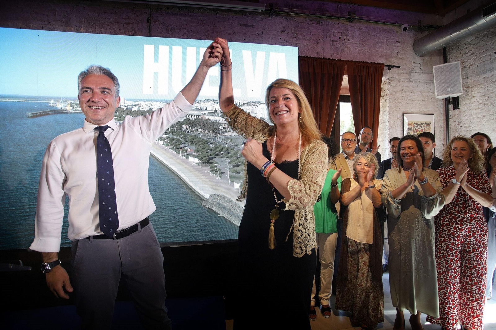 Pilar Miranda, arropada por Elías Bendodo.