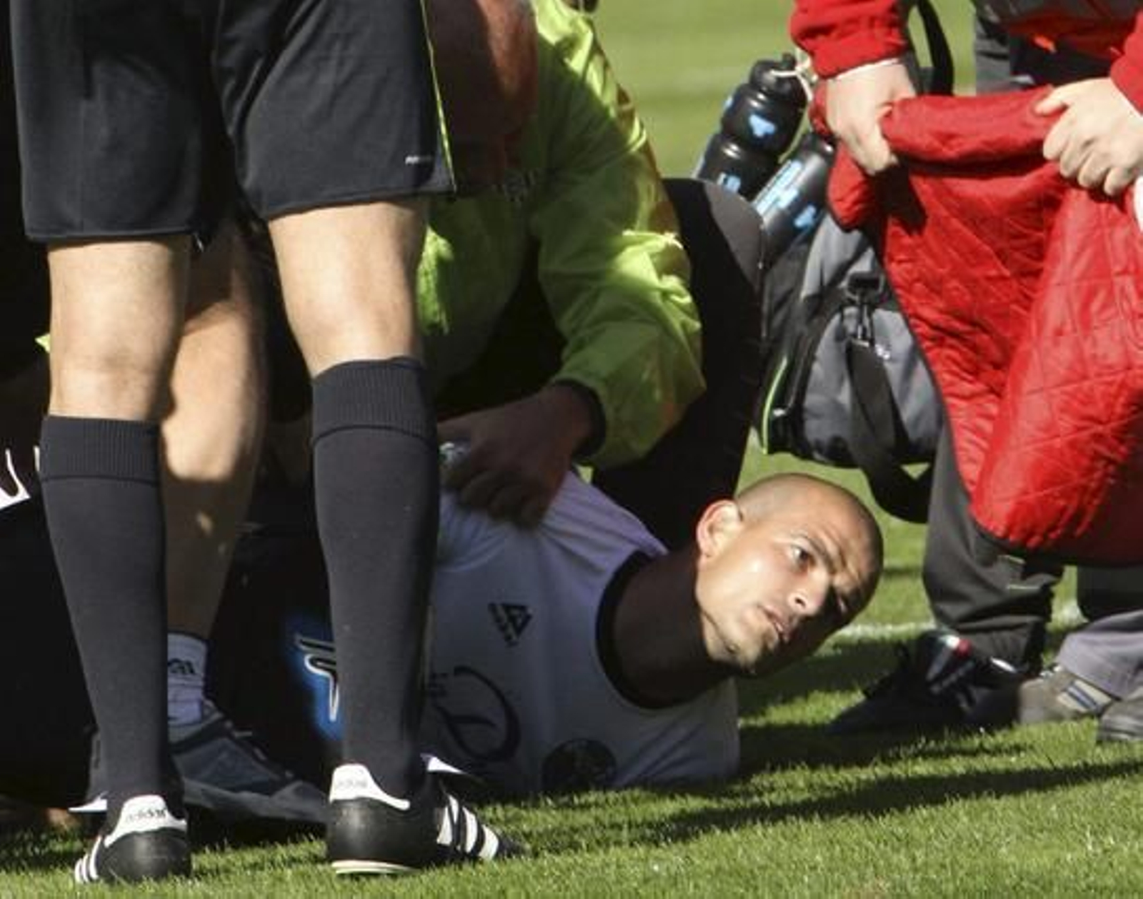 Miguel García cae al césped inconsciente con la mirada perdida. / EFE