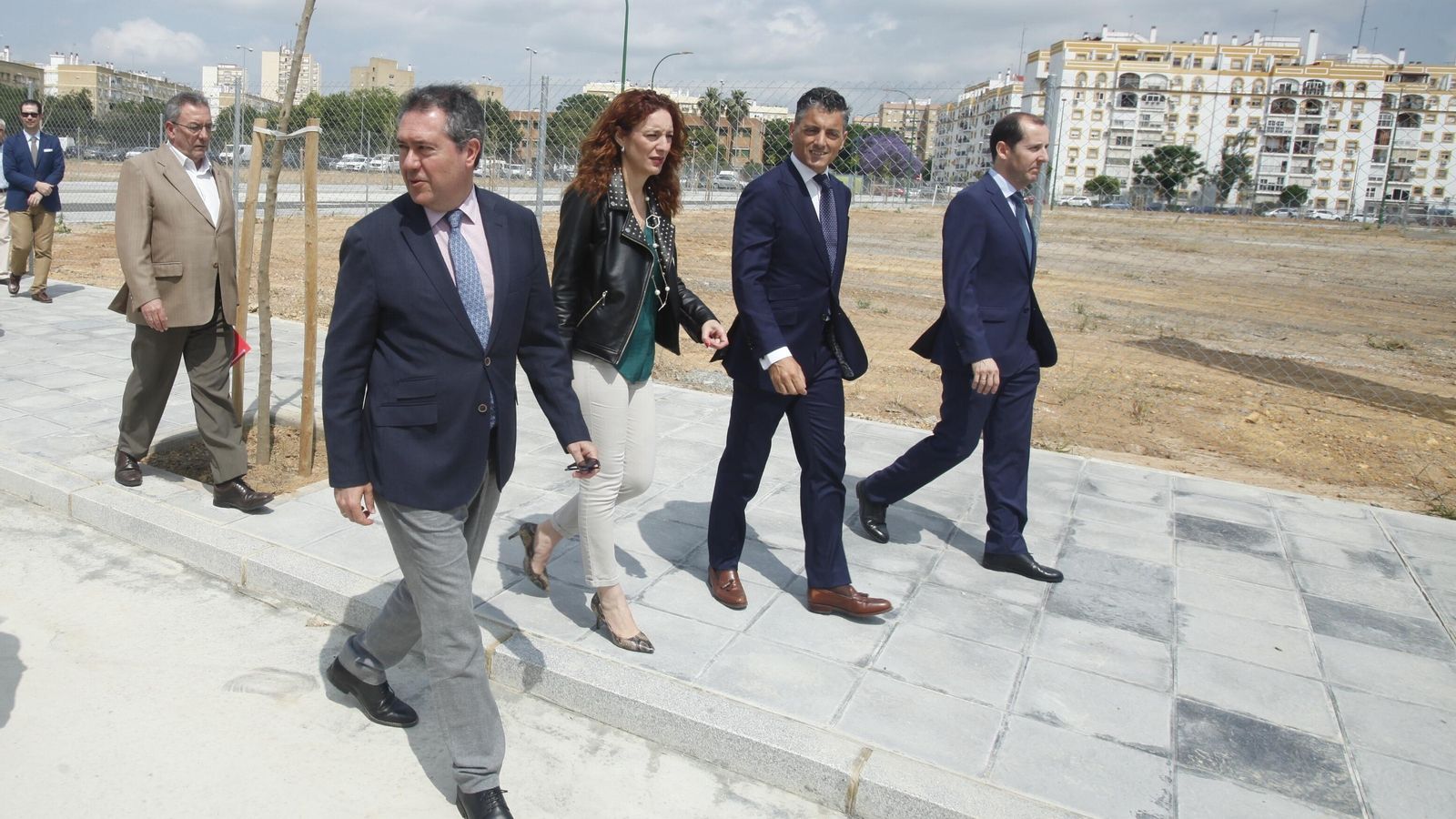 El alcalde, Juan Espadas, visita las parcelas.