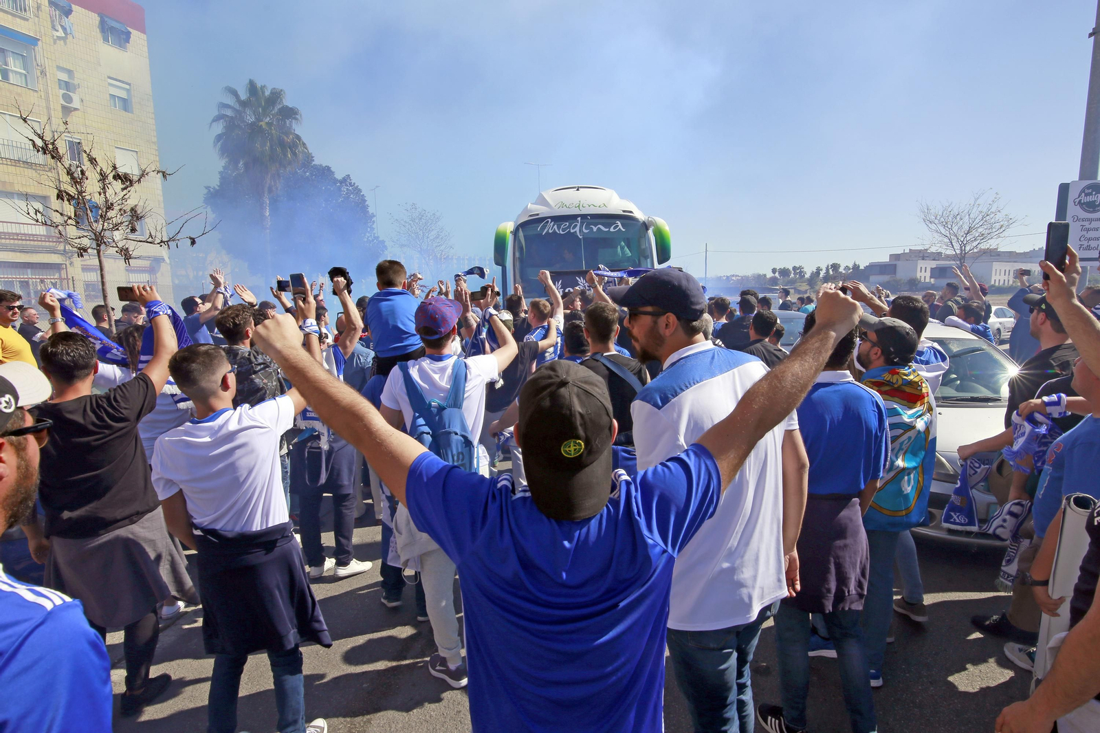 Recibimiento de la afición antes del derbi