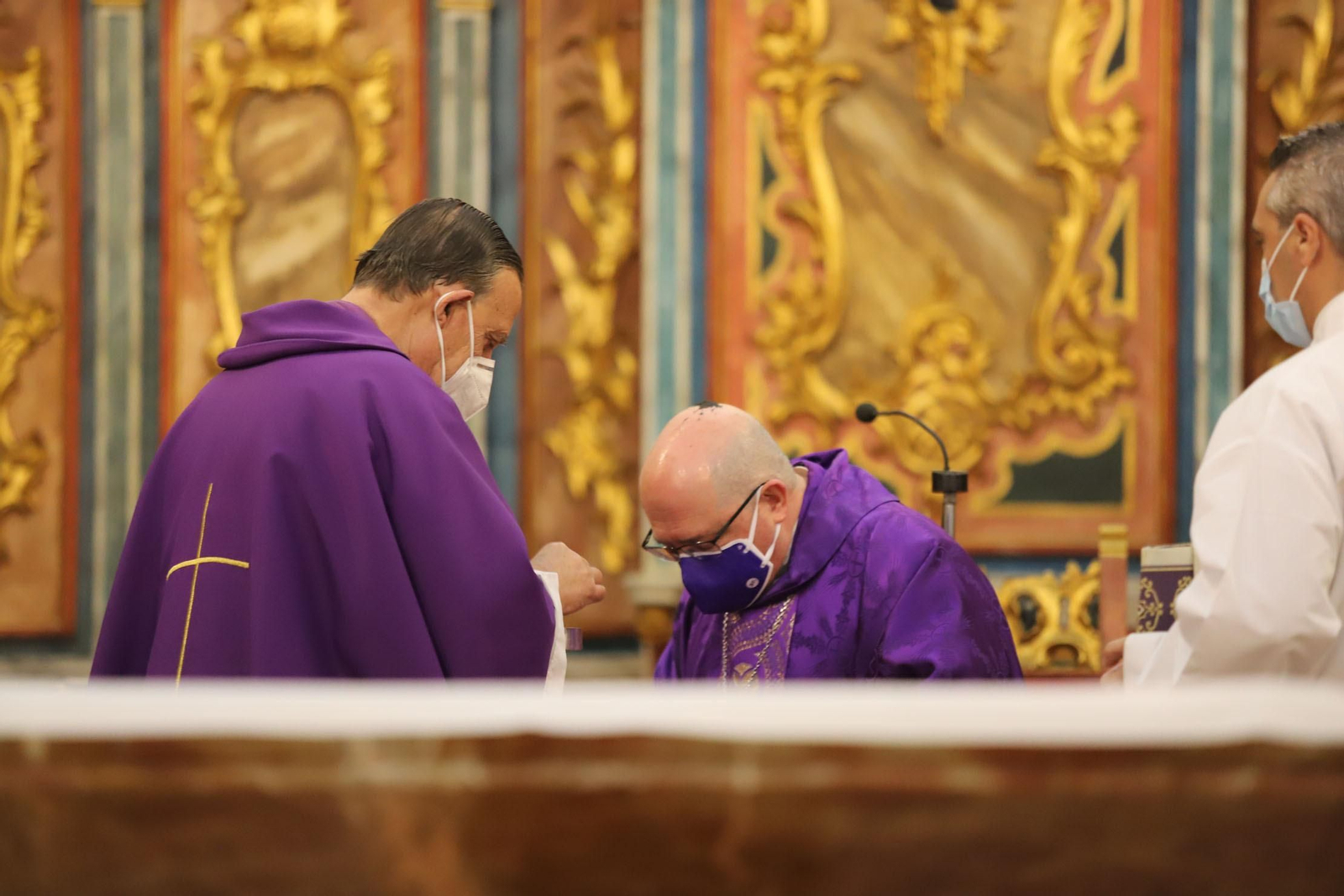 Imágenes de la imposición de cenizas en el inicio de la Cuaresma en la Catedral de Huelva