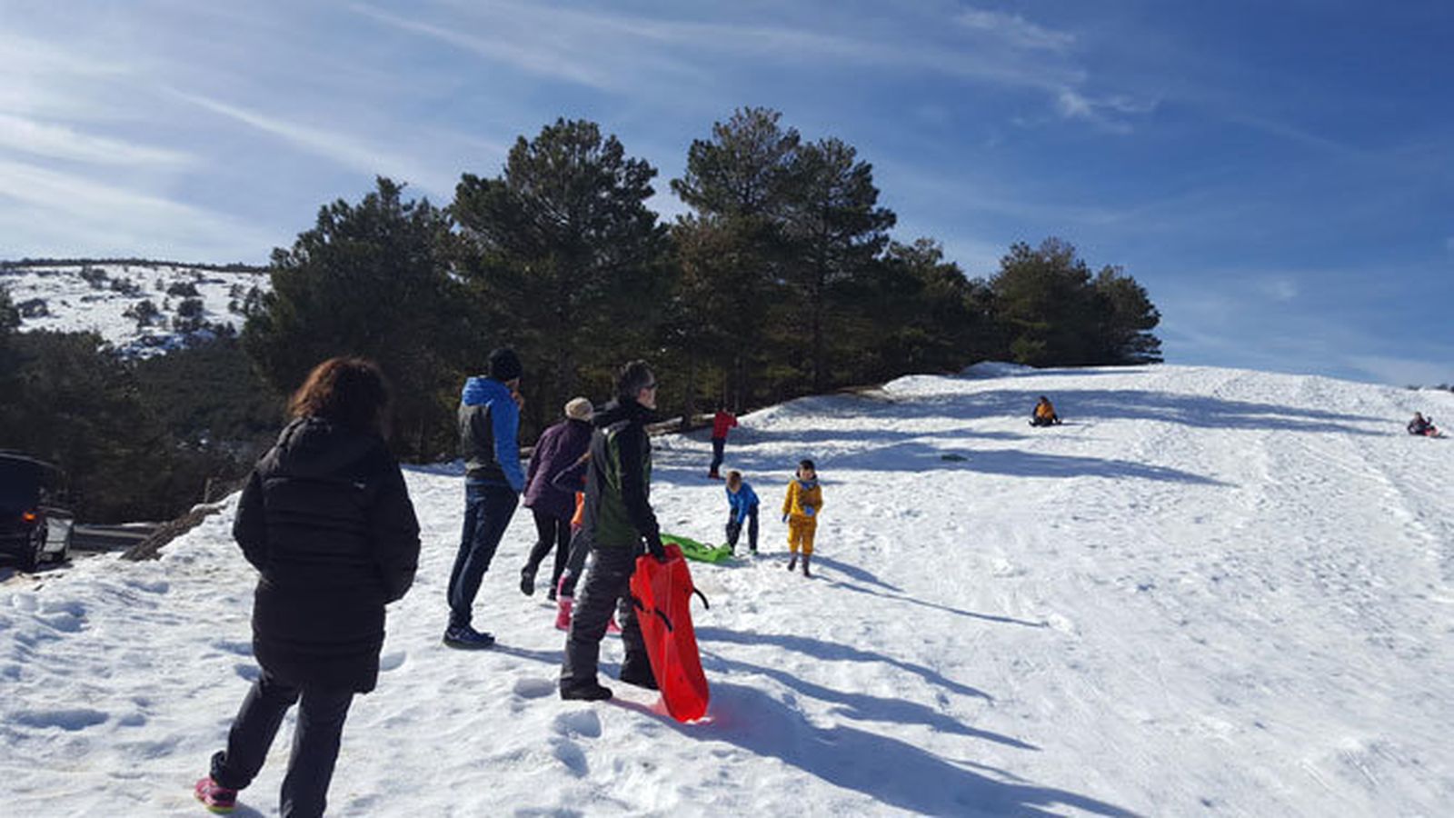 Gran cantidad de visitantes da color a la sierra.