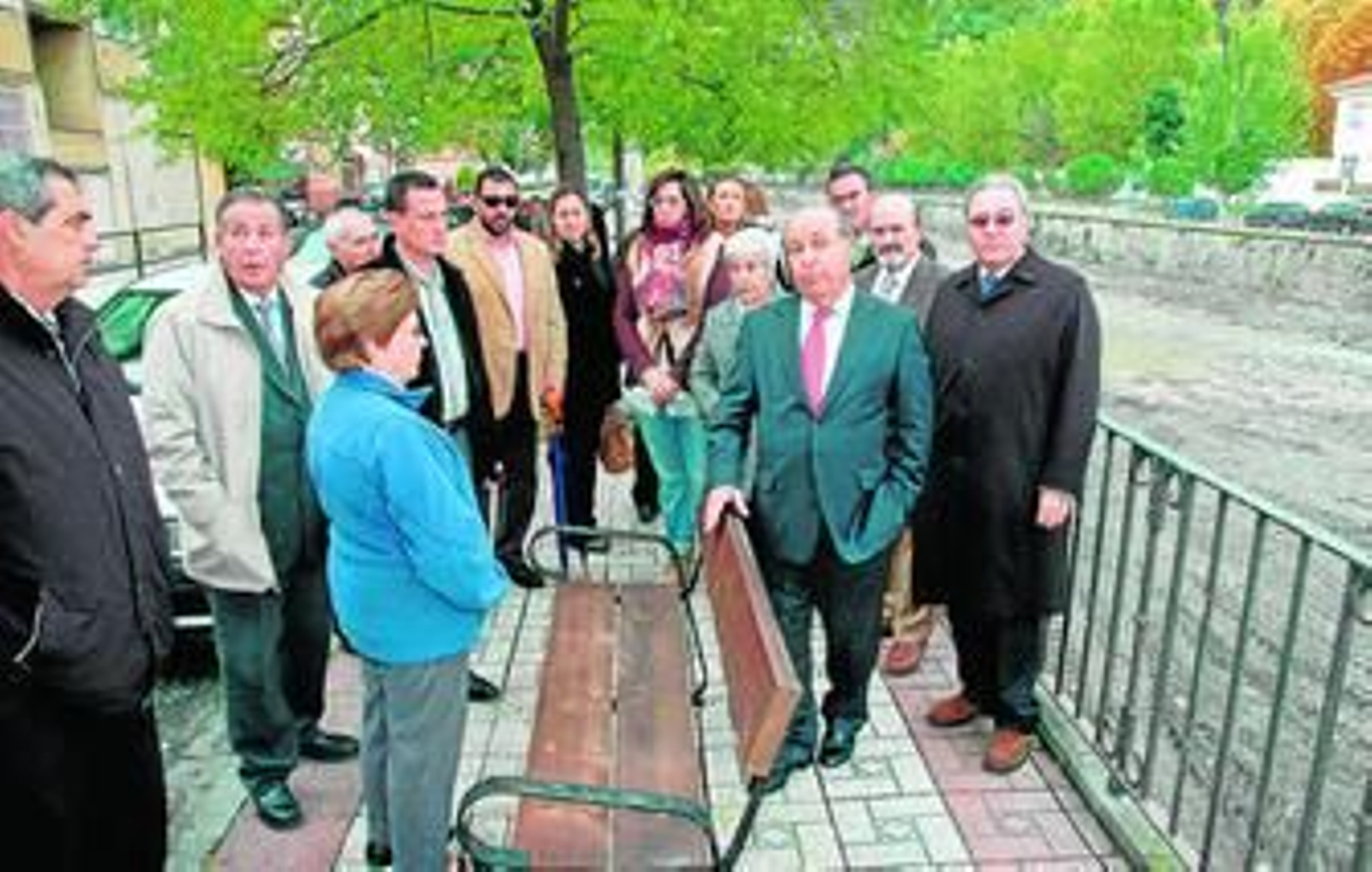 Vicente Aguilera, a la izquierda, en la última visita de barrio con el alcalde.
