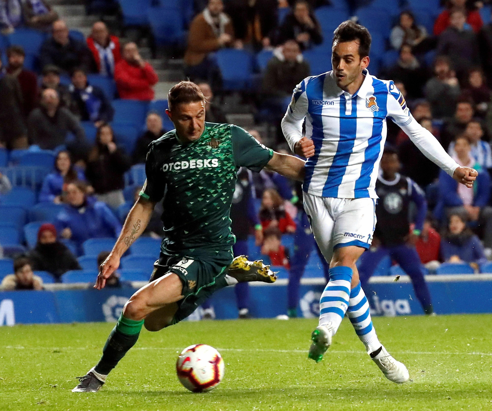 Joaquín pugna con Juanmi en un lance del partido en Anoeta.