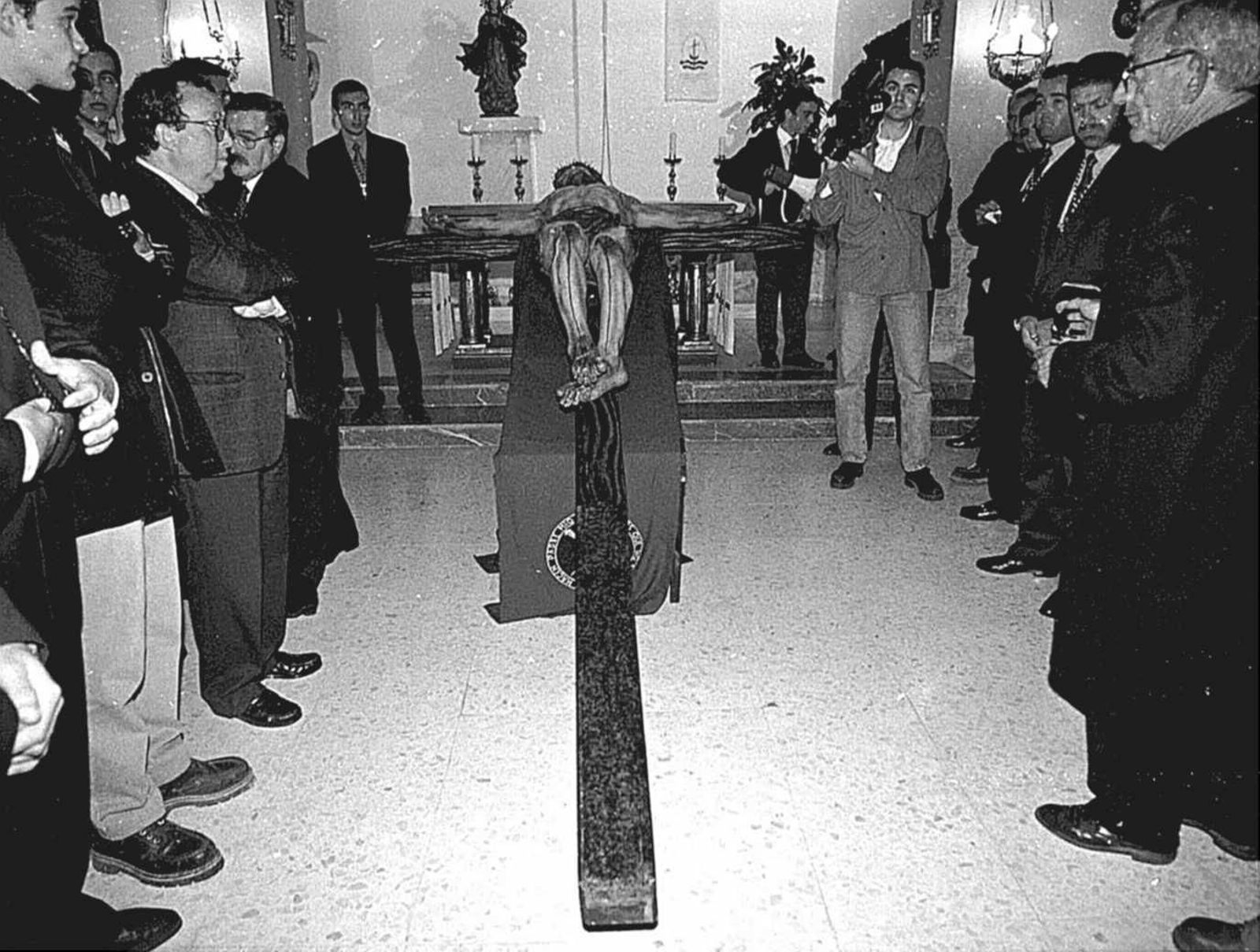 1998. Santísimo Cristo del Perdón. El mal tiempo relegó la celebración del acto penitencial al interior del templo ese año