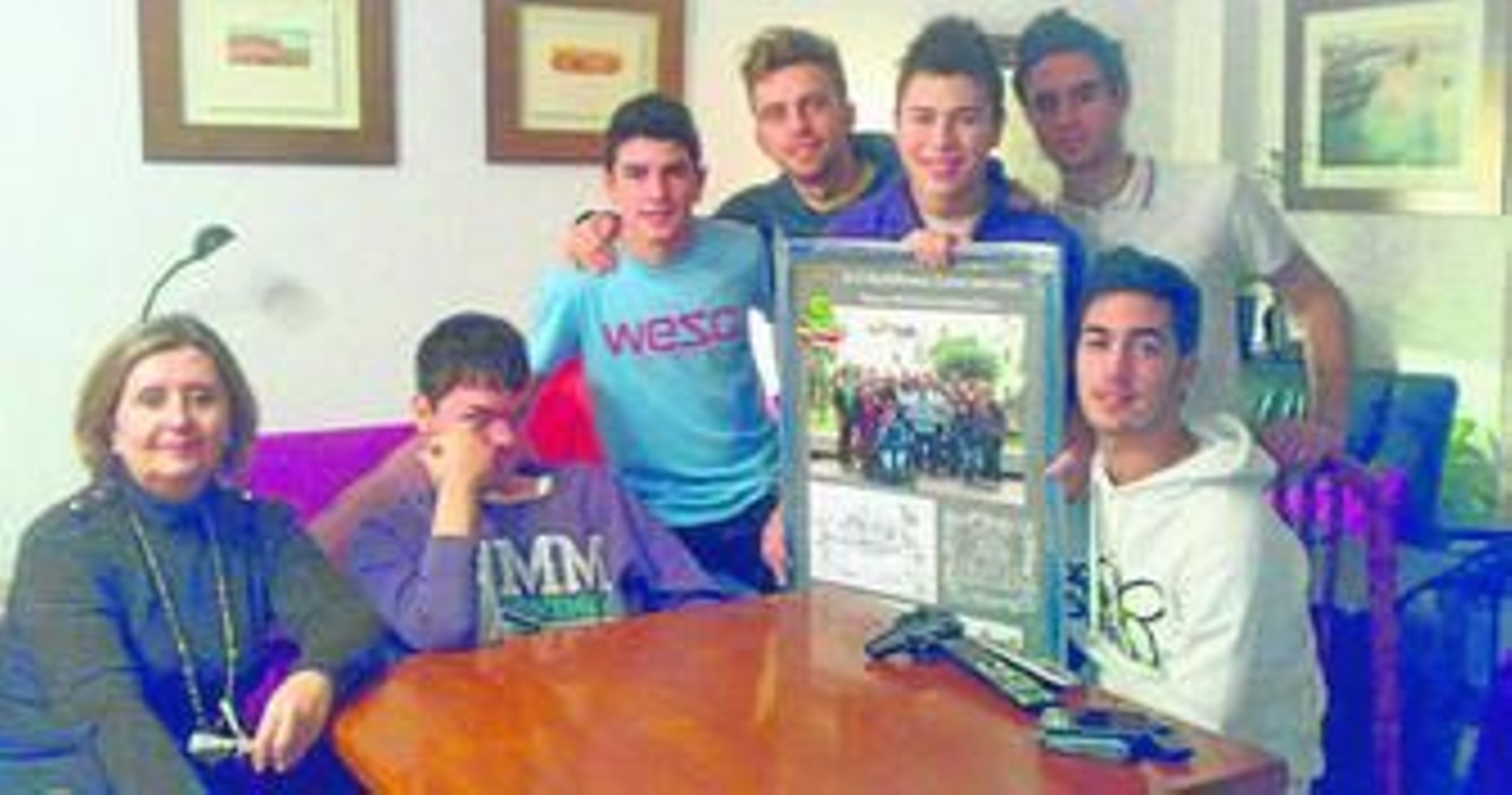 Miguel con su tutora y algunos de sus compañeros del colegio.