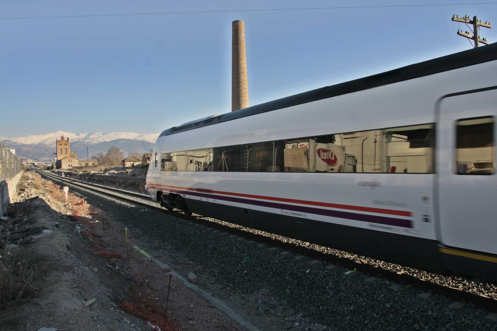 Un tren a su paso por Granada.