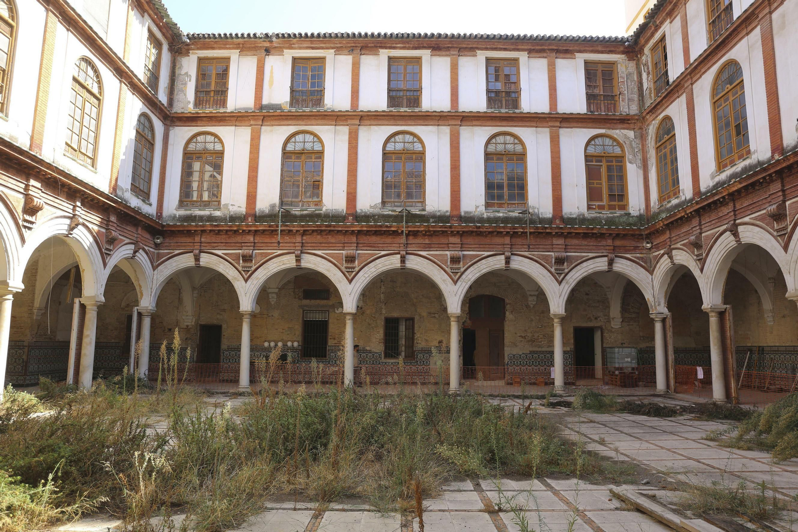 Vista del patio principal del antiguo convento de San Agustín.