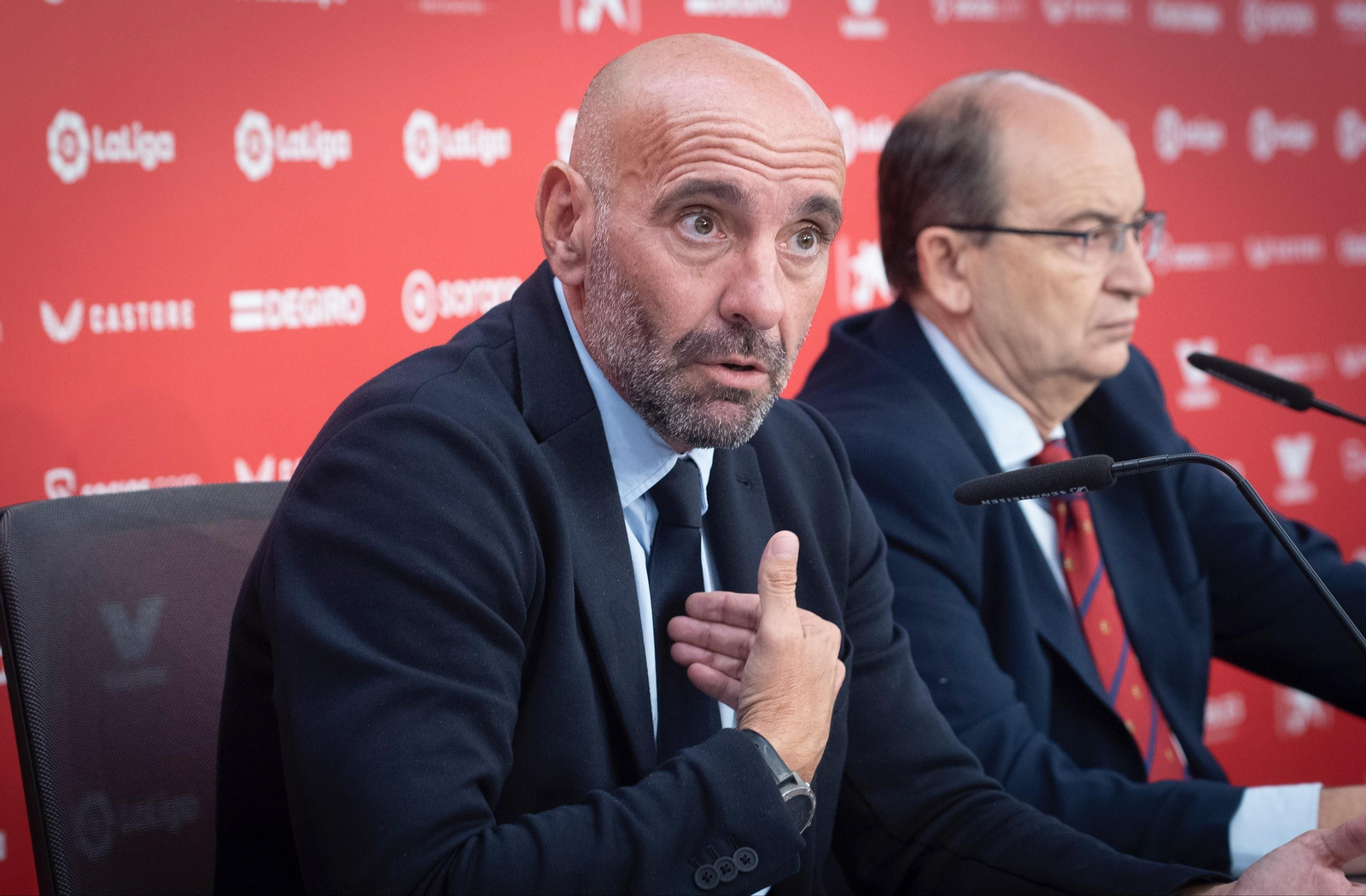 Monchi habla durante una rueda de prensa.