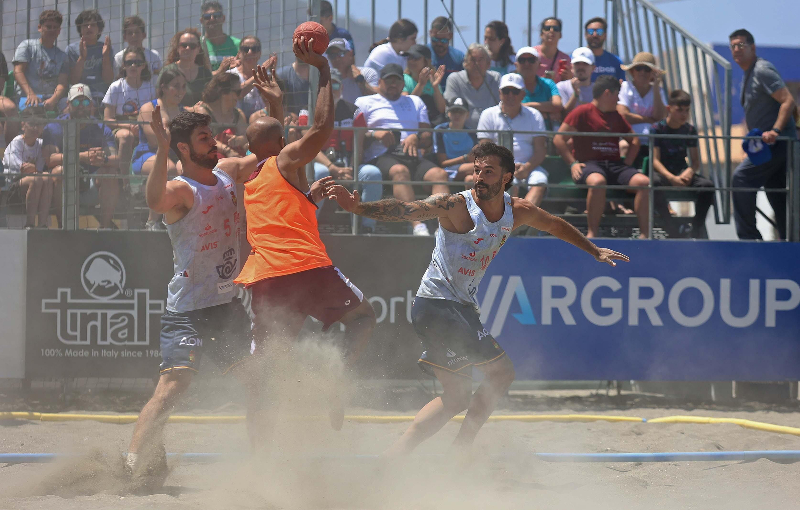 Fotos del domingo en el Internacional de España de balonmano playa de La Línea