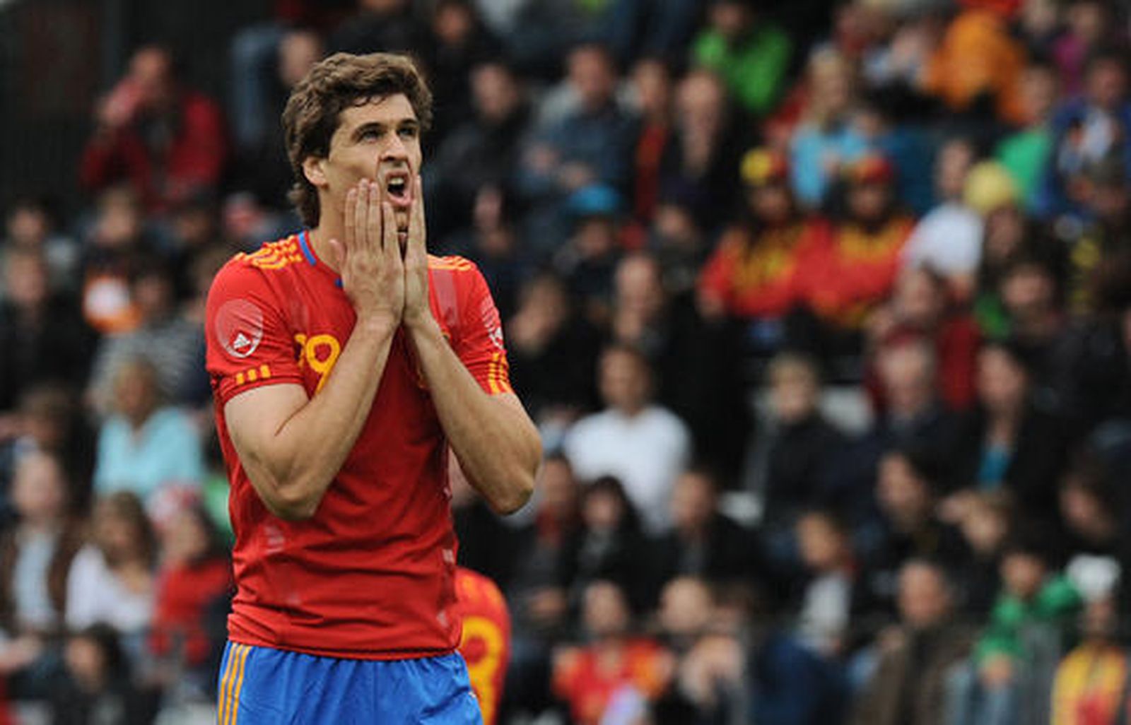 Llorente se desespera ante su falta de acierto de cara a portería. / AFP