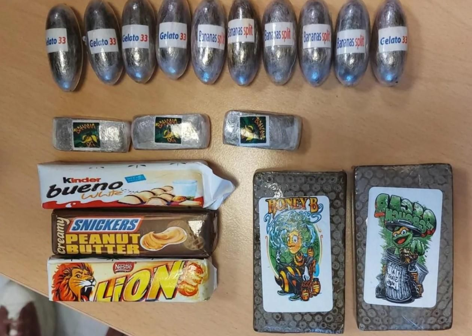 Hachís intervenido por la Policía Local en el vehículo.