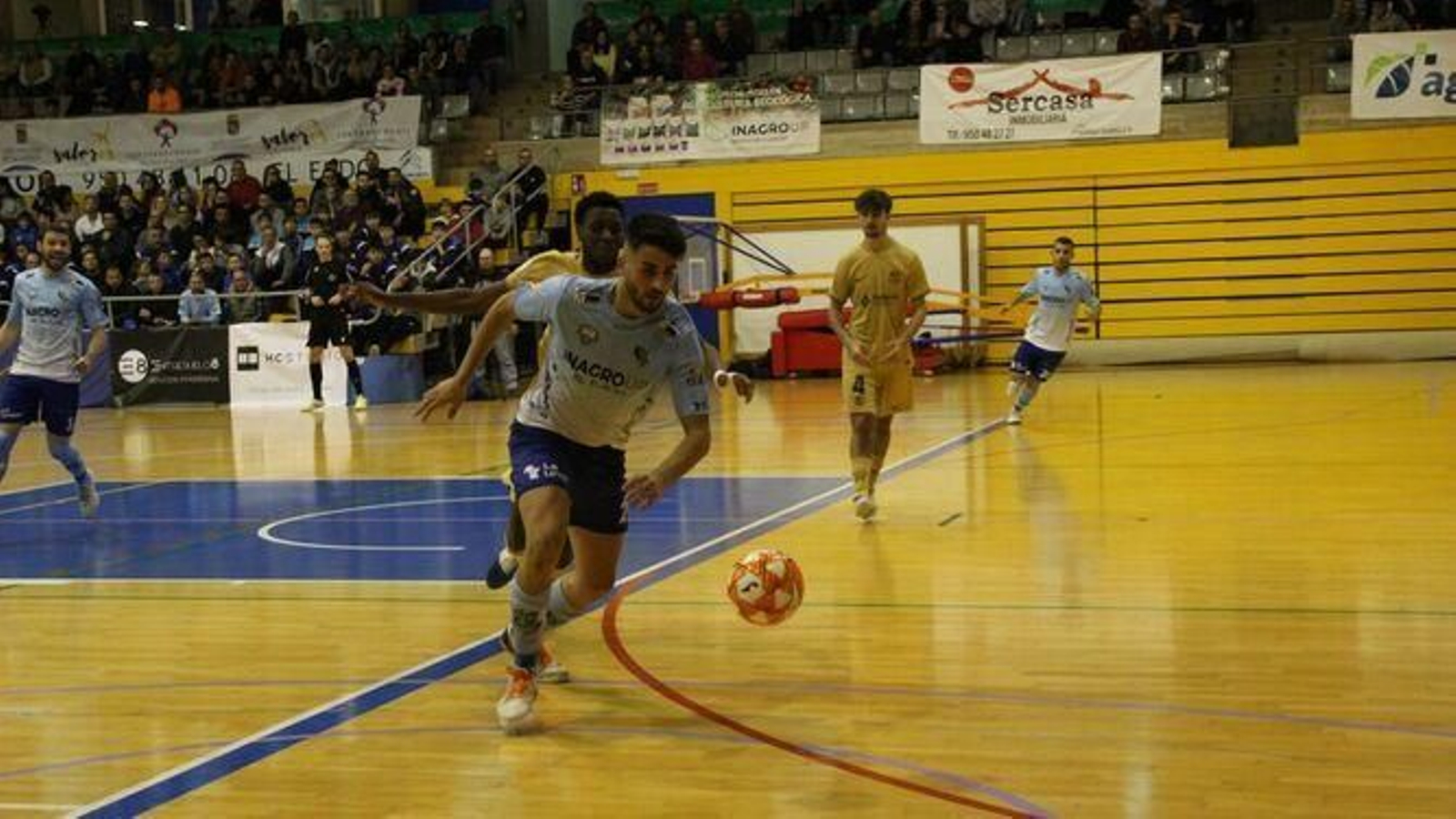 Cola se marcha en carrera con el balón durante un encuentro disputado con el conjunto celeste.
