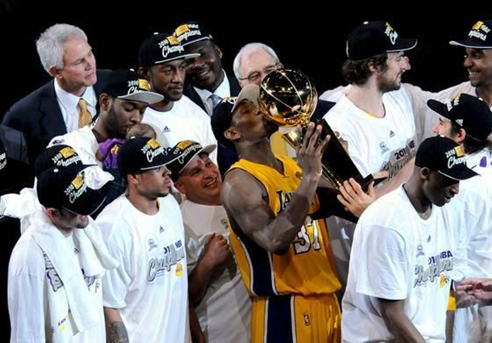 Los Angeles Lakers se alzaron con su decimosexto anillo tras vencer a Boston Celtics (83-79) en el séptimo partido de la final de la NBA.

Foto: Agencias