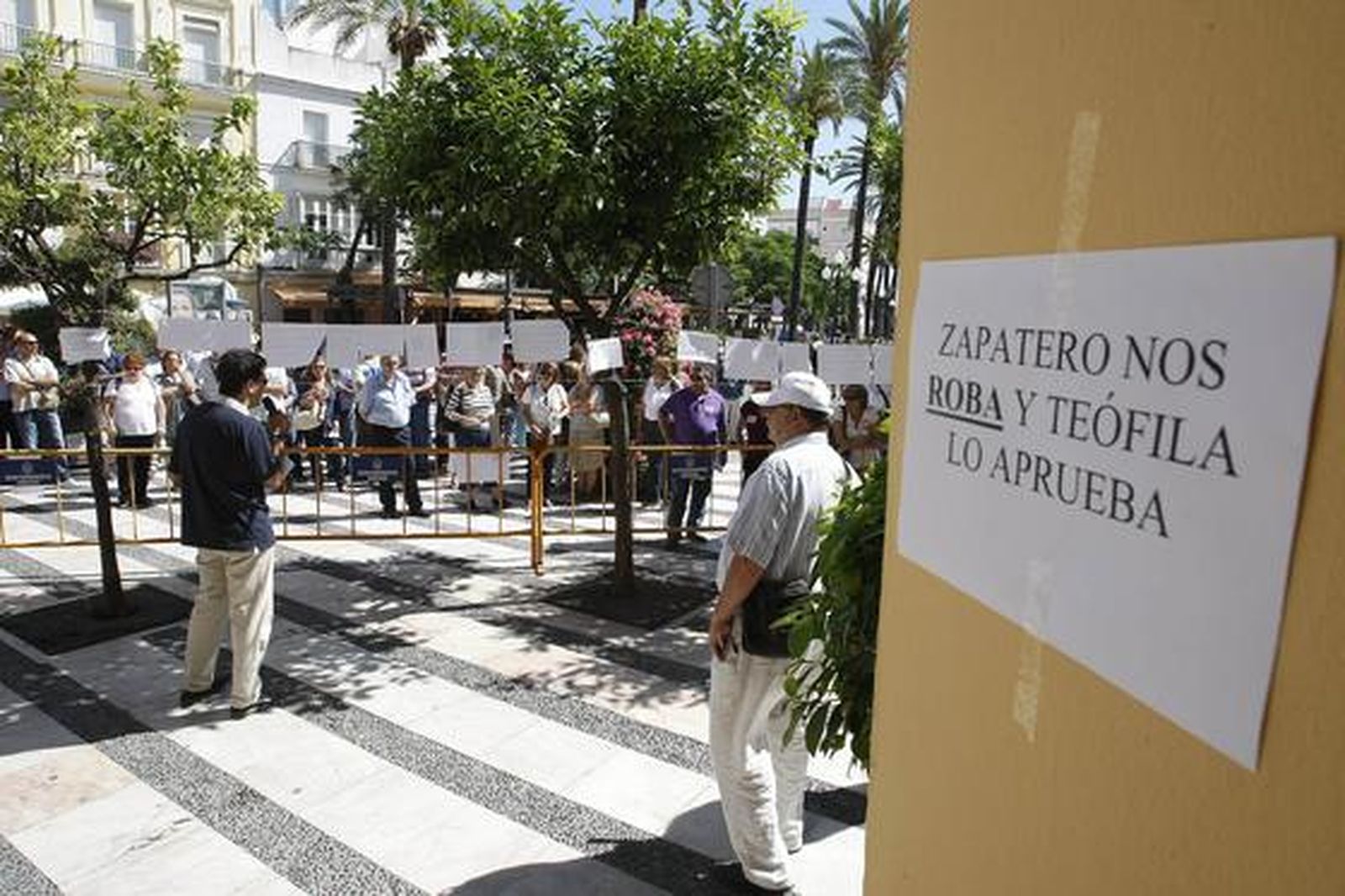 Más de 2.400 empleados públicos gaditanos secundan la huelga de funcionarios. 

Foto: José Braza