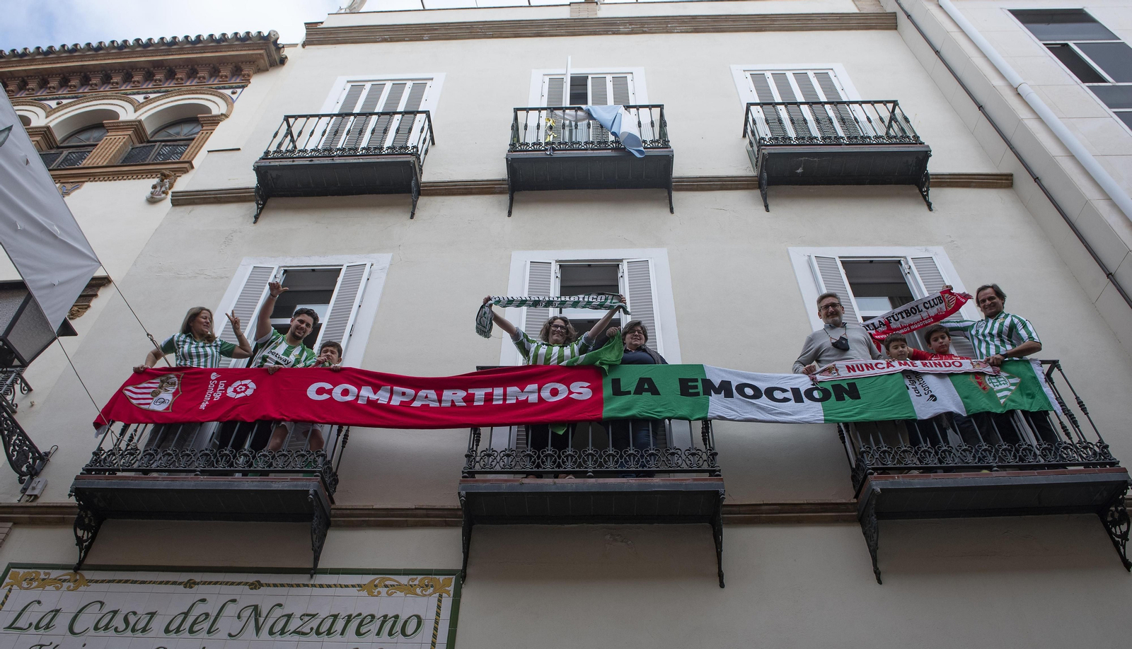 Aficionados posan con una bufanda conmemorativa realizada por LaLiga.