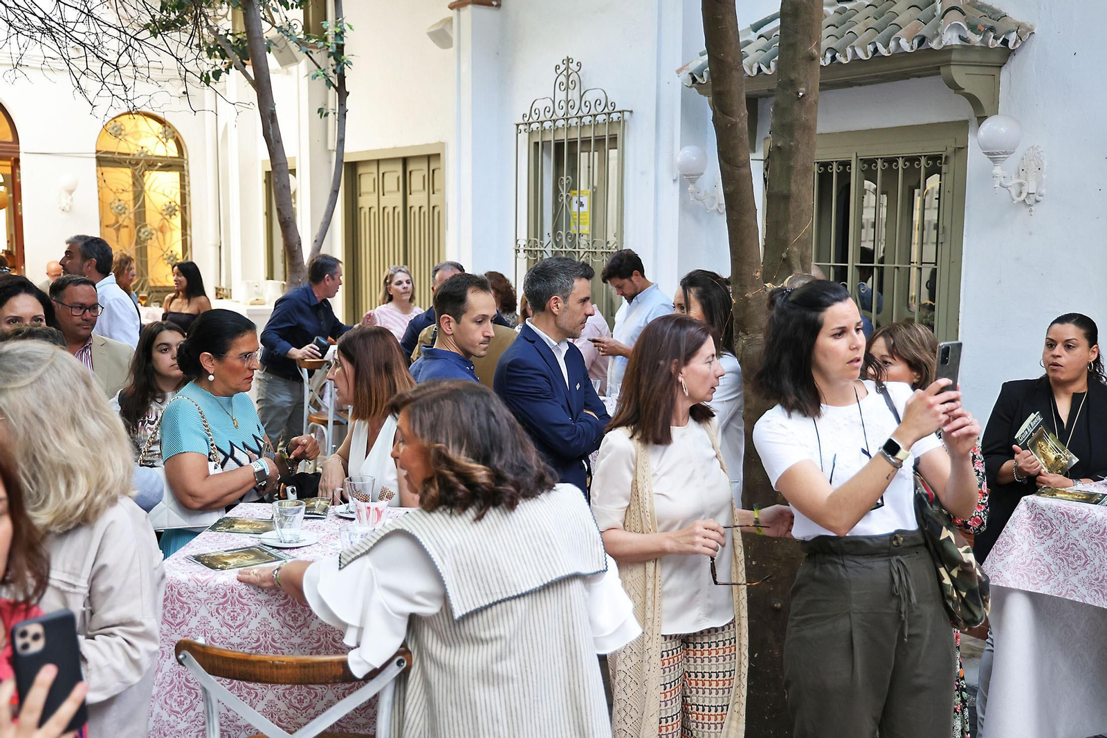 Imágenes de la presentación de la Guía del Rocío 2024 de Huelva Información