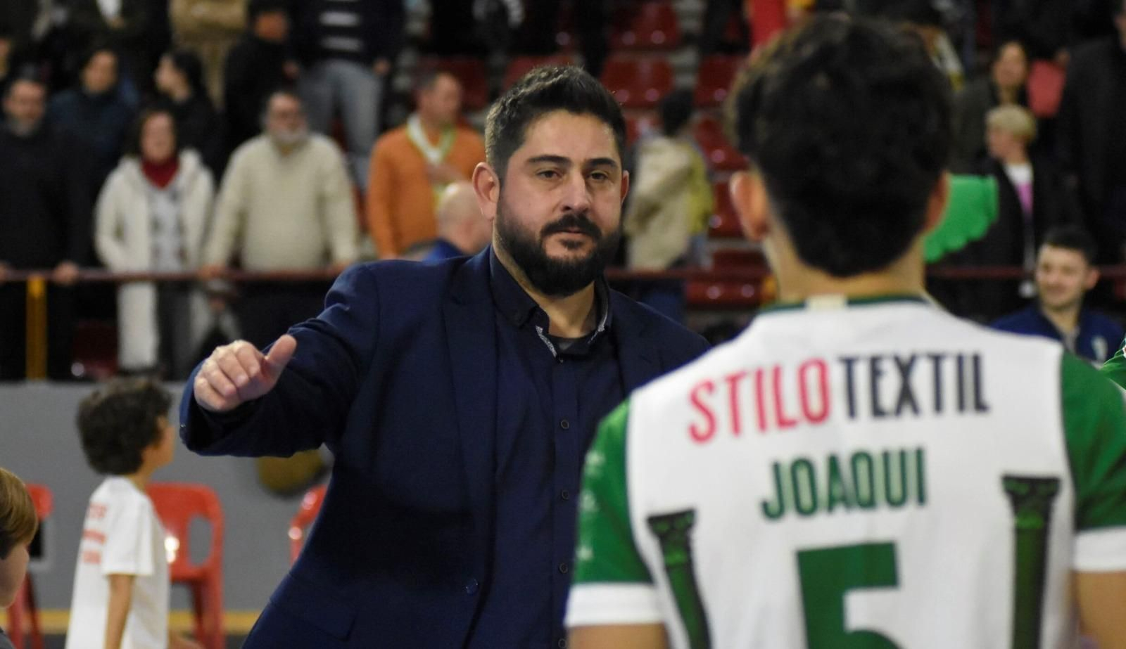 Josan González va a darle la mano a Joaqui durante el partido ante Osasuna Magna.