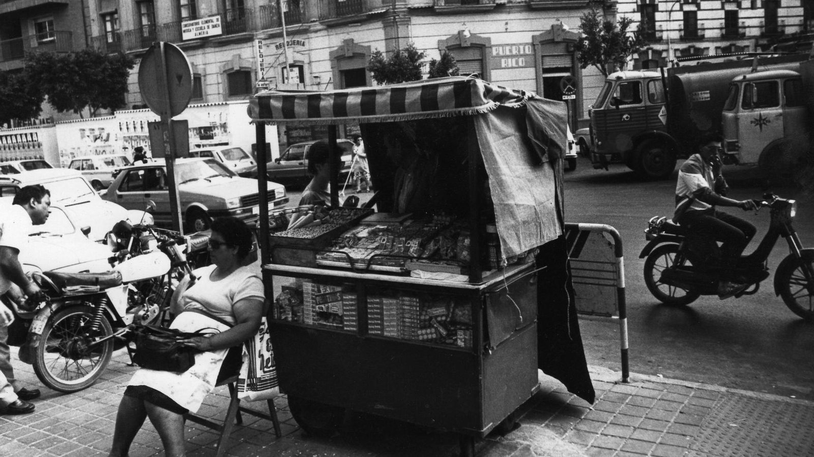 El carrillo verde de golosinas en la puerta del Apolo