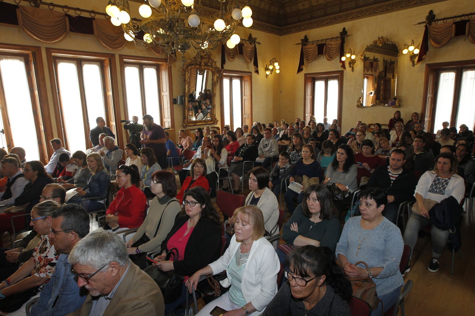 Reconocimiento profesional a 245 personas