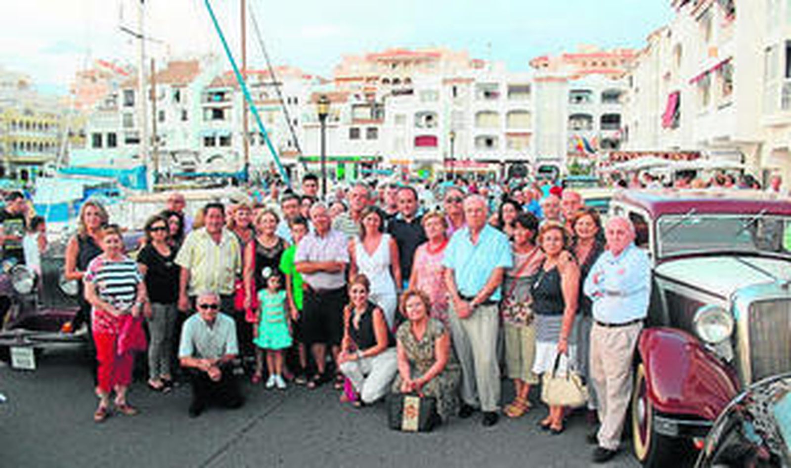 Los vecinos y Luisa Barranco posaron junto a los coches.