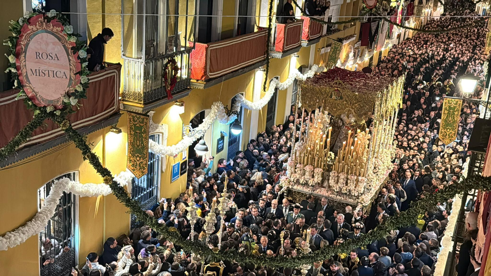 El regreso de la Macarena por la calle Parras