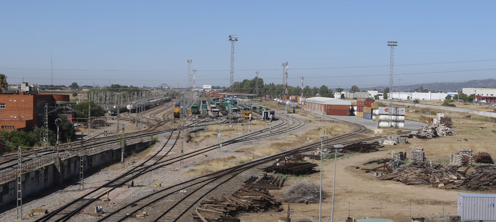 Área ferroviaria de El Higuerón, que tendrá que sortear la futura Variante Oeste