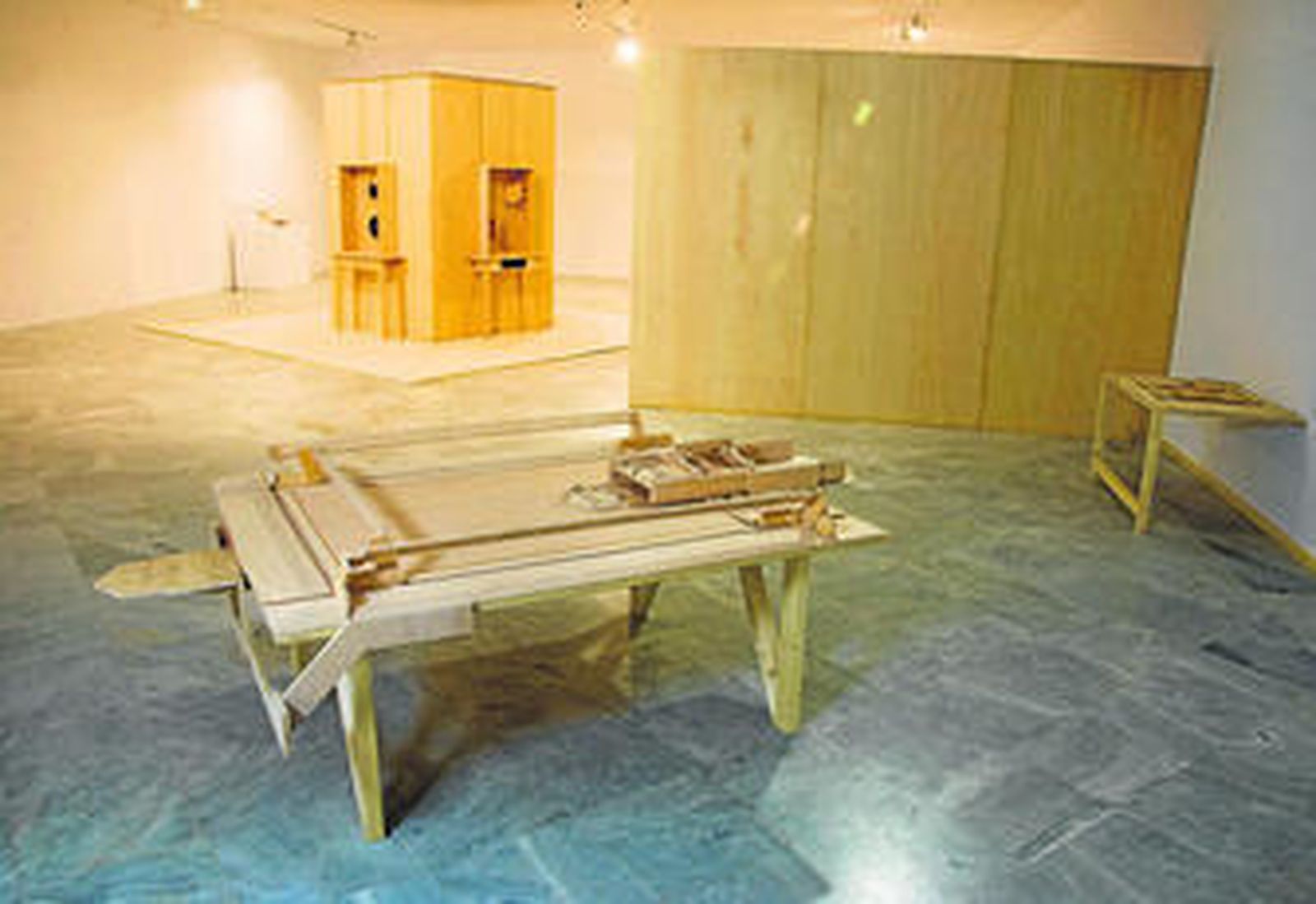 1 y 2. De las 'Máquinas de estilo moderno' que revisa Pereñíguez en la muestra: en primer plano, la dedicada a Behrens; al fondo, la dedicada a Tessenow, que en la segunda imagen se puede apreciar con mayor proximidad. 3. Relieve hecho en placas de madera a partir del dibujo geométrico de cuatro guerreros chechenos.