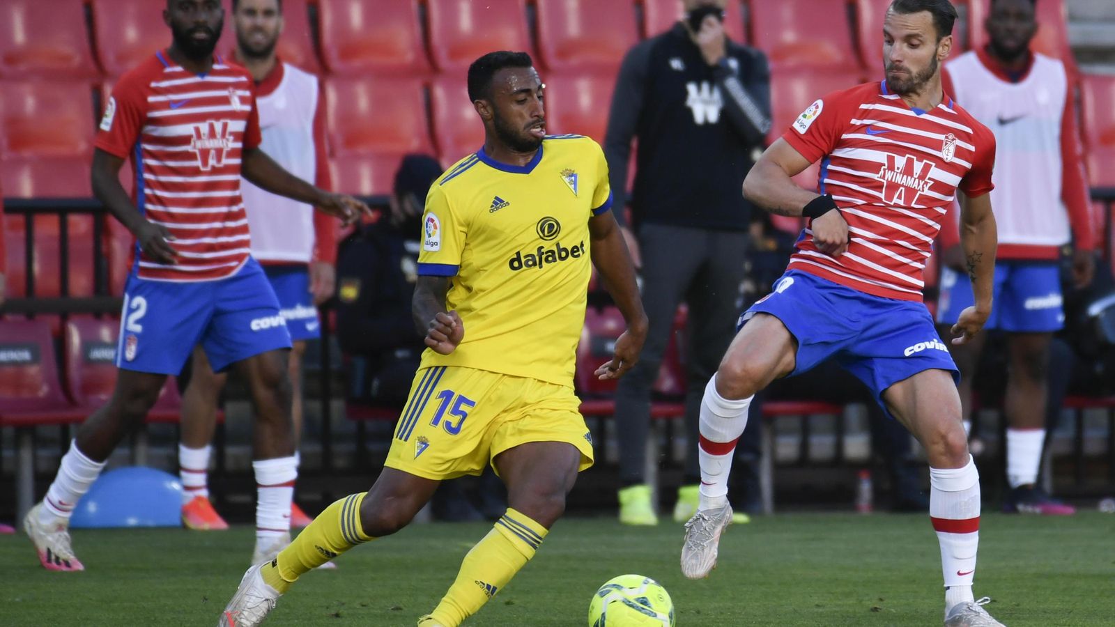 Soldado, que fue expulsado, presiona a Akapo.