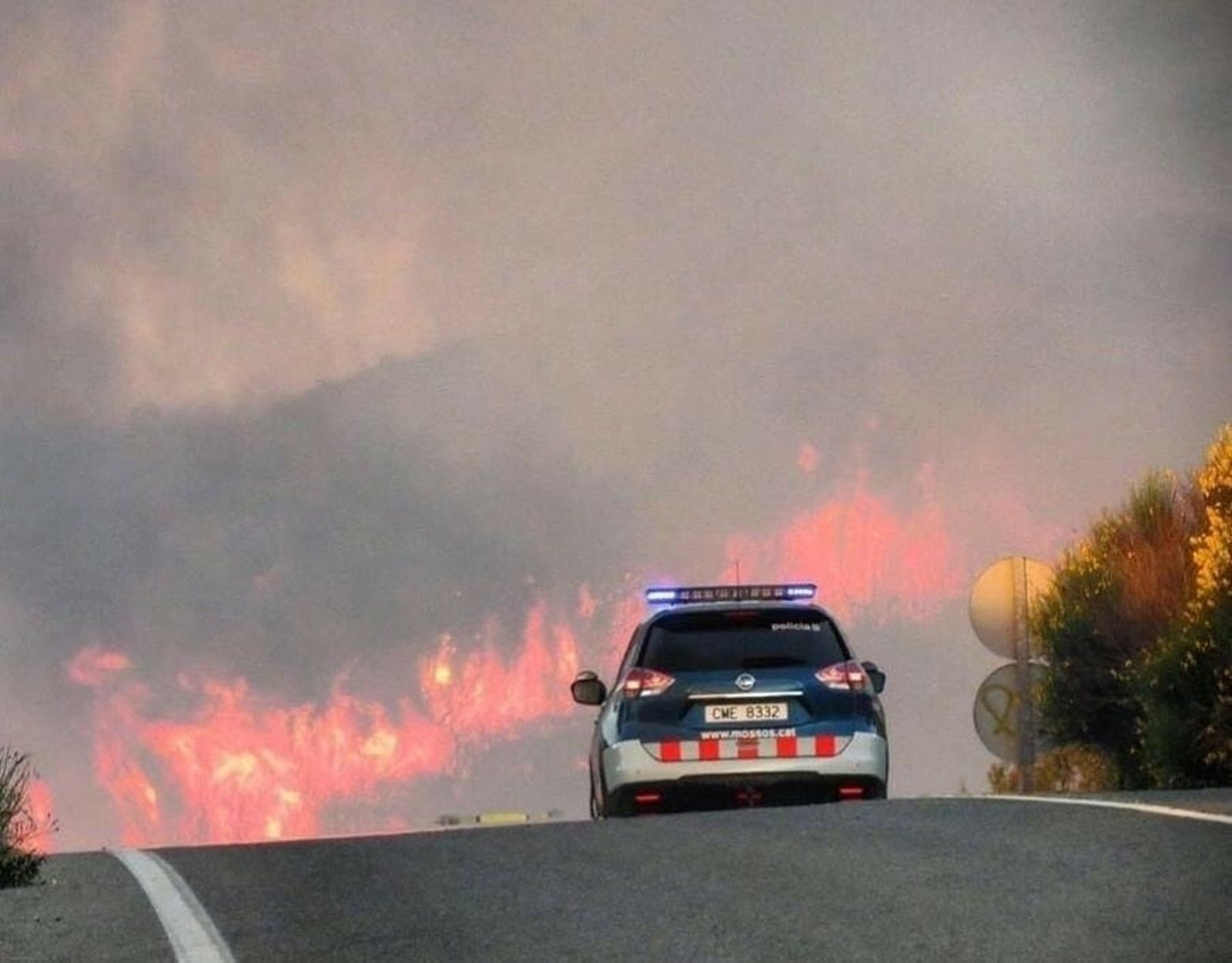 Un coche de los Mossos se dirige a un incendio en una localidad de Tarragona.