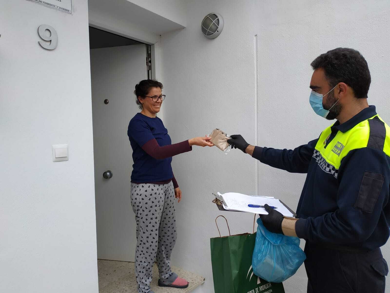 Reparto de mascarillas entre la población de Aroche.