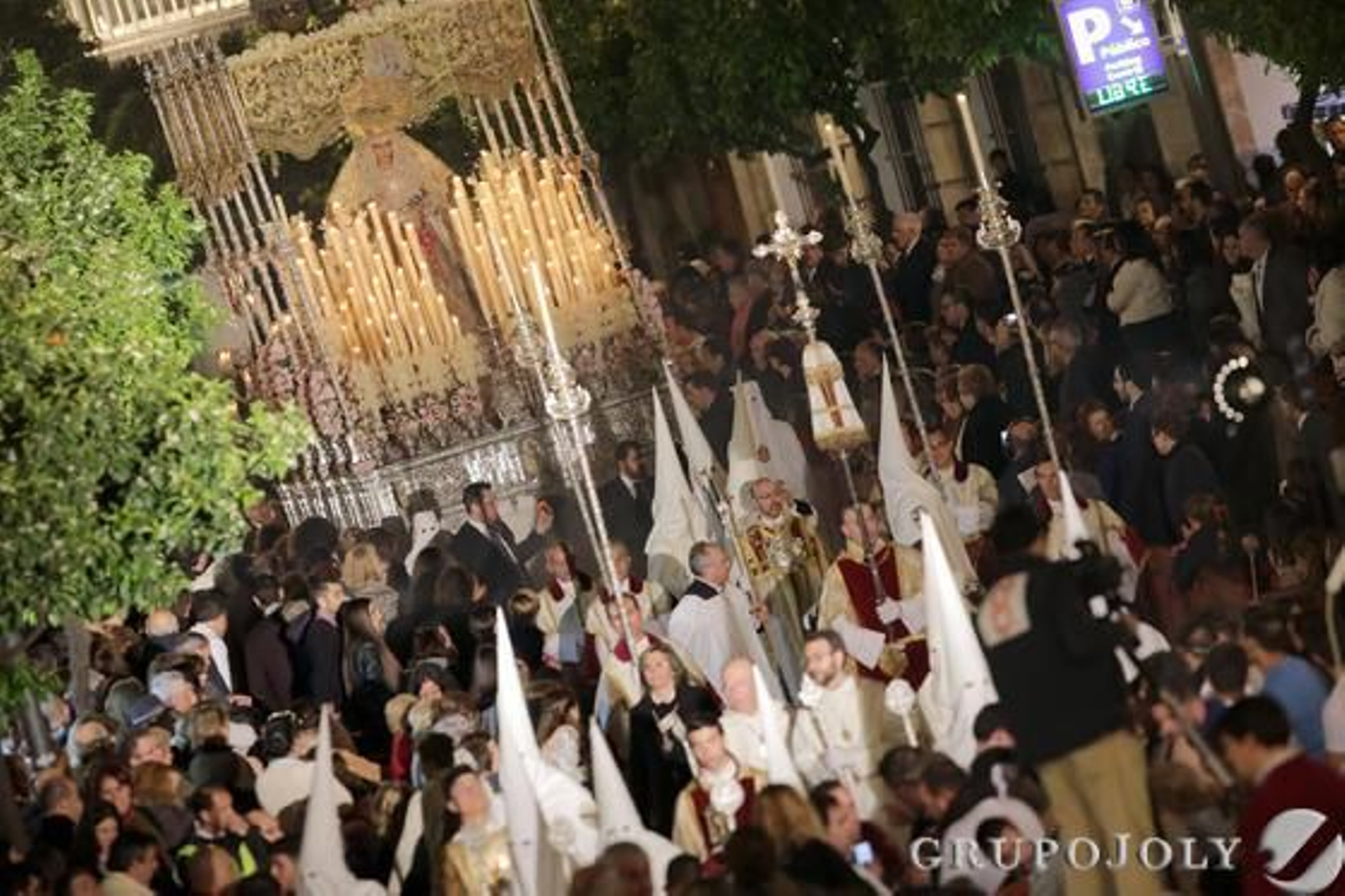 Madre de Dios de la Misericordia ayer en plena calle Santiago.

Foto: Manuel Aranda