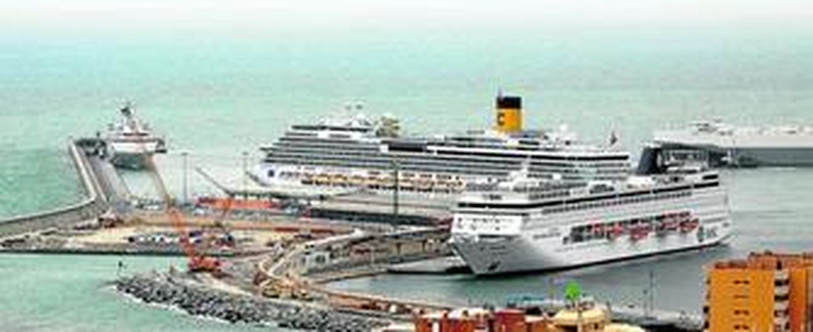 Vista desde Gibralfaro de tres de los cuatro cruceros que atracaron ayer en Málaga.