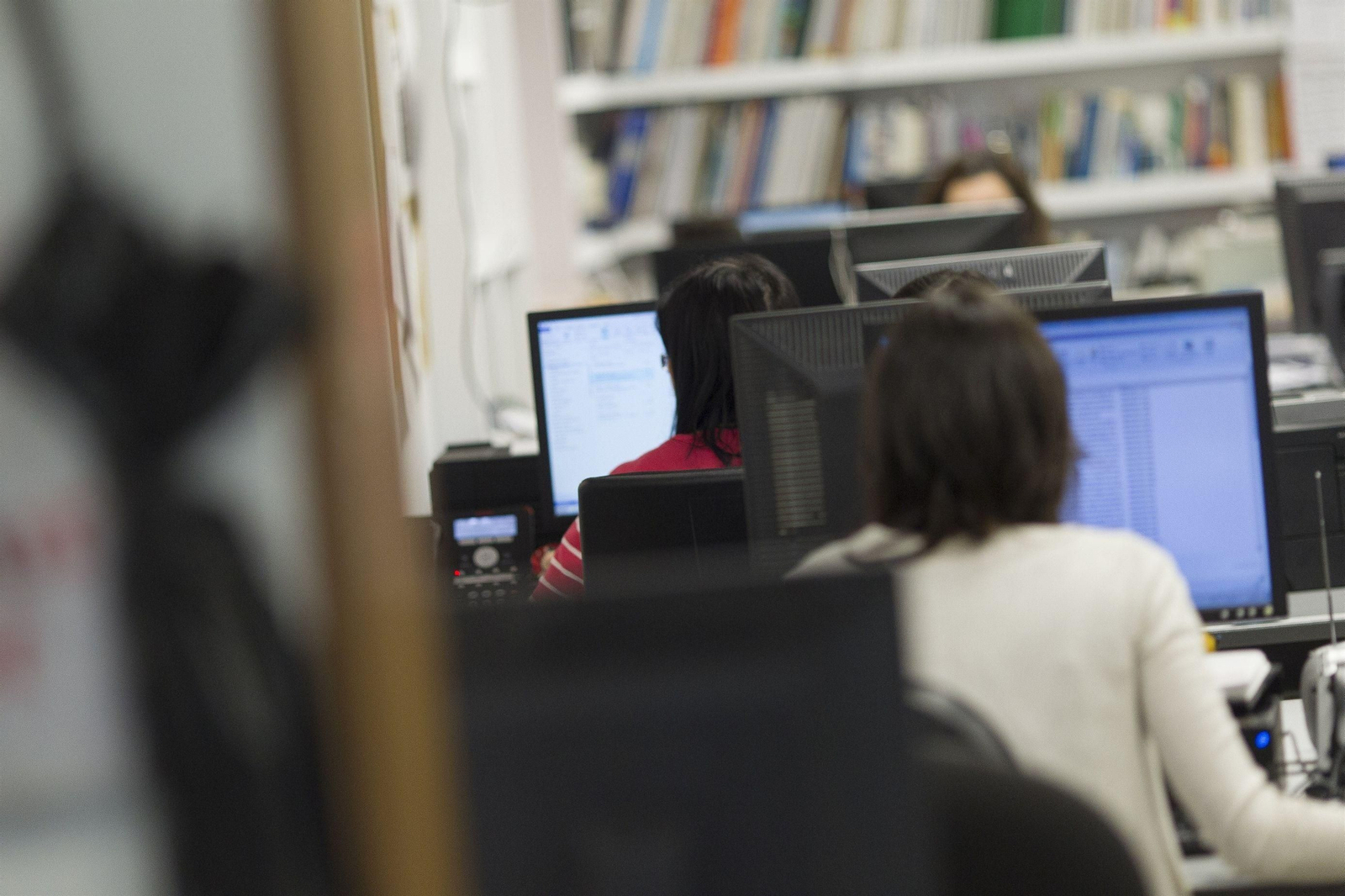 Varias personas trabajan con un ordenador. Varias personas trabajan con un ordenador.