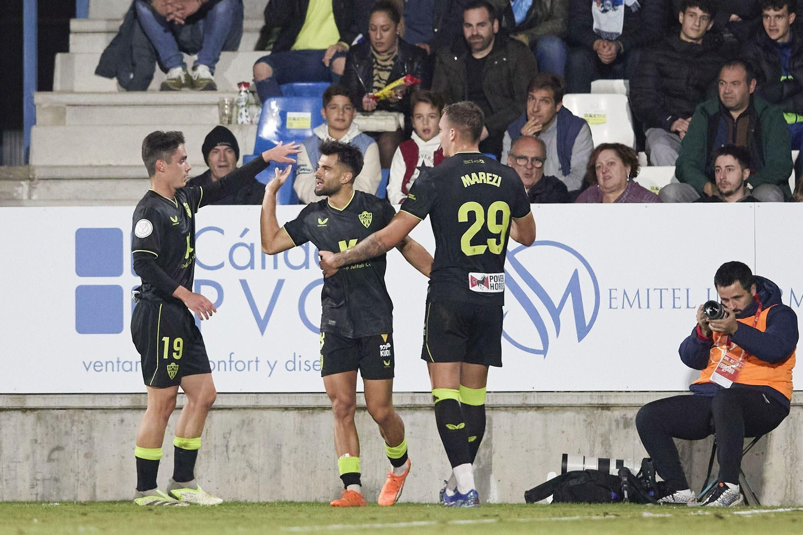 Marezi celebra con Arribas y Puigmal, que trenzaron la jugada, el 0-2 en Talavera