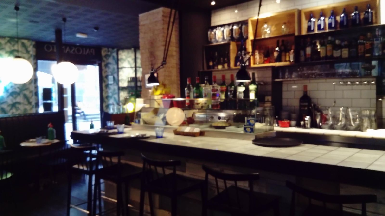 La barra del barcelonés Palosanto, con sus tacos de atún y burrata. Debajo, su 'acogido', Kokka.