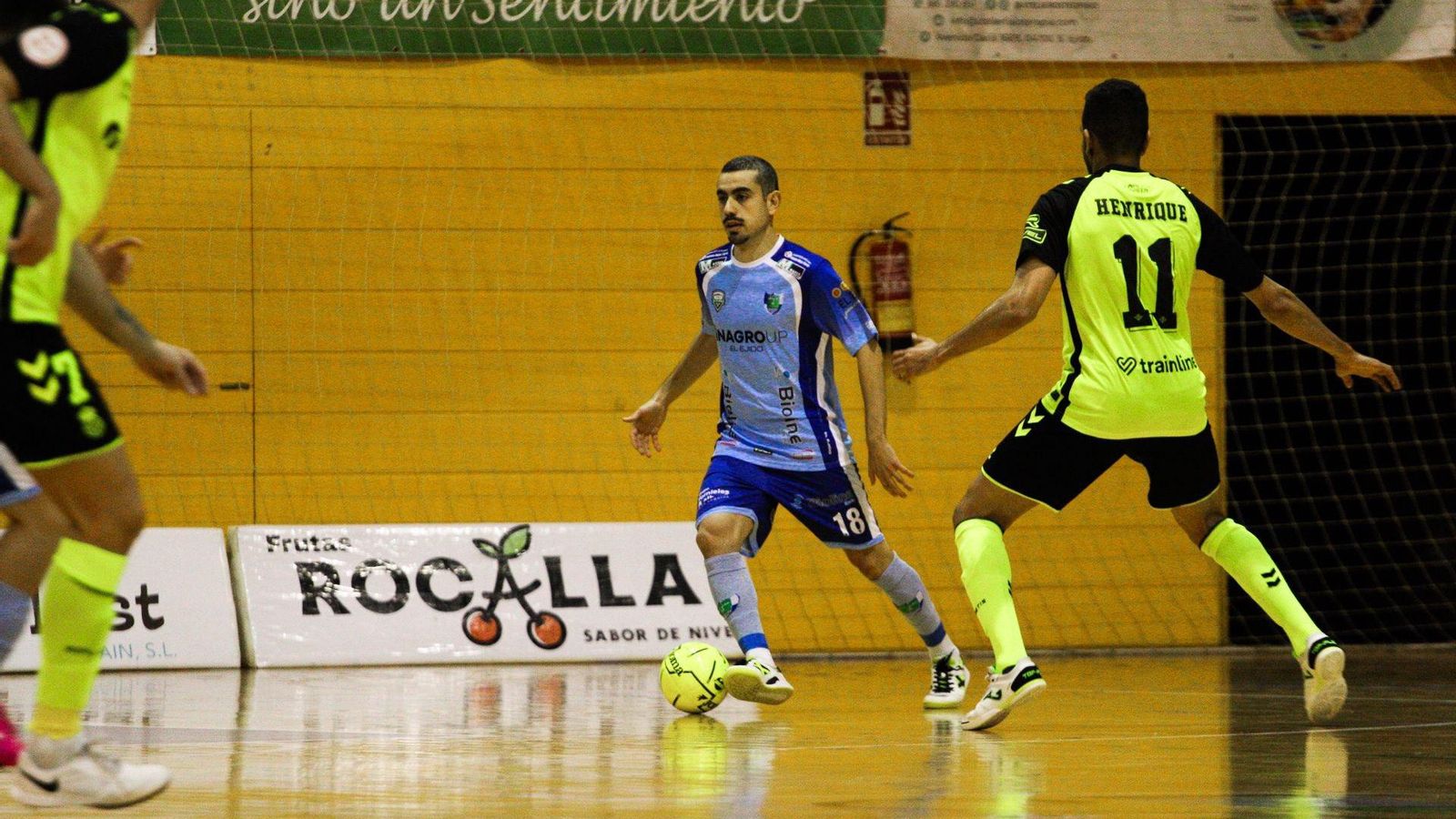 Deco orienta el balón ante la presión del bético Henrique durante una acción del encuentro frente a los verdiblancos.