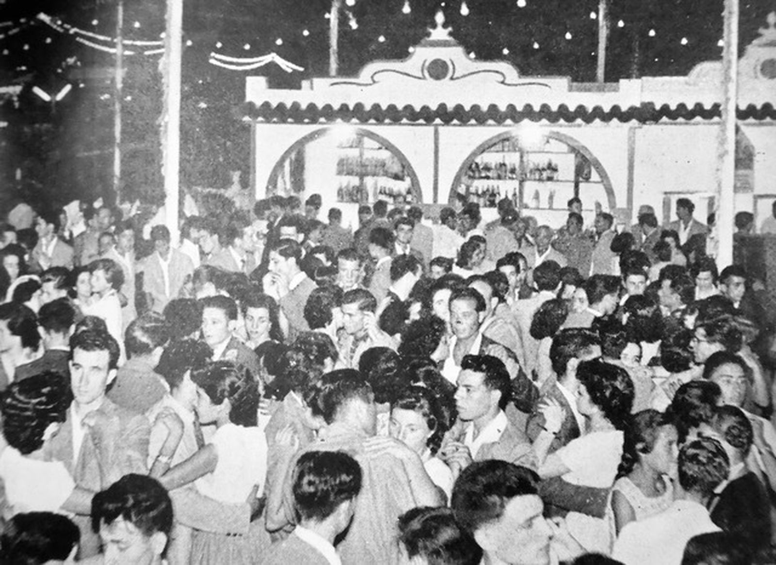 1957. Ambiente en caseta Grupo Empresa de San Carlos.