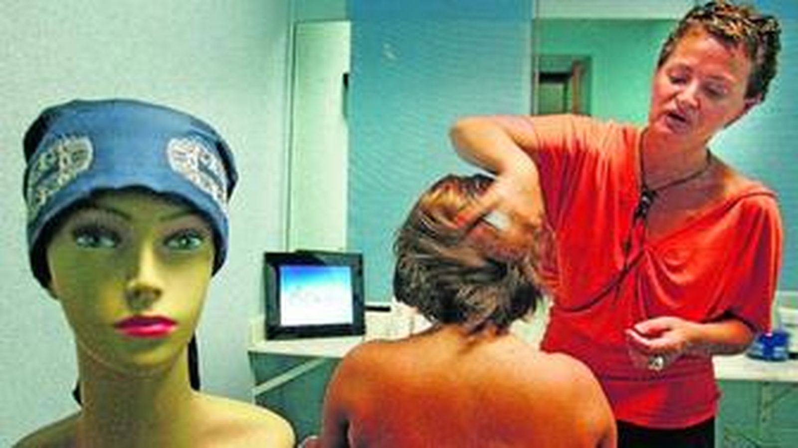 La peluquera Juana Poyatos probándole una peluca a una de sus clientas.