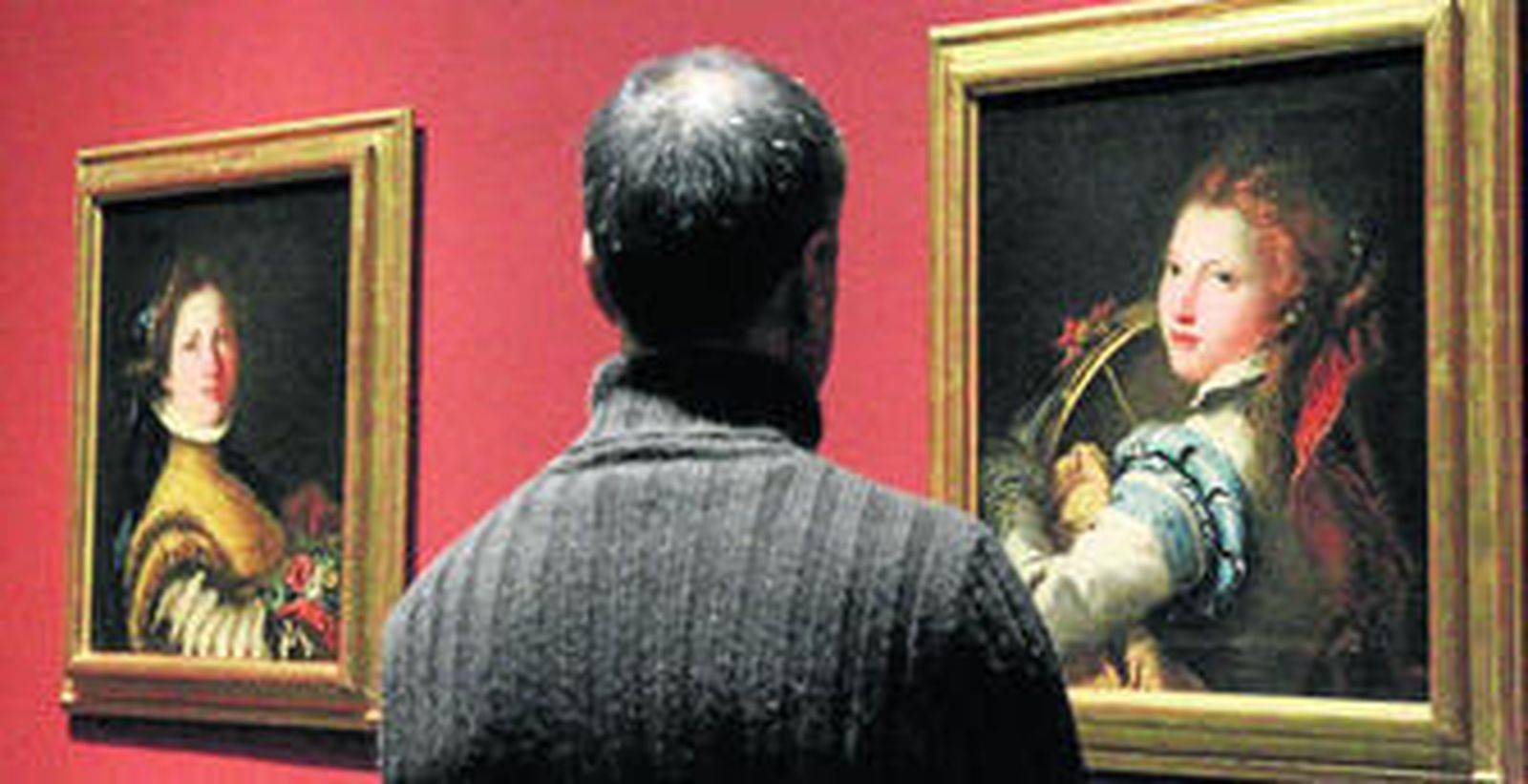 Un visitante observa dos de los cuadros de Giovanni Domenico Tiepolo (1727-1804) que desde ayer muestra el Museo de Bellas Artes de Bilbao.