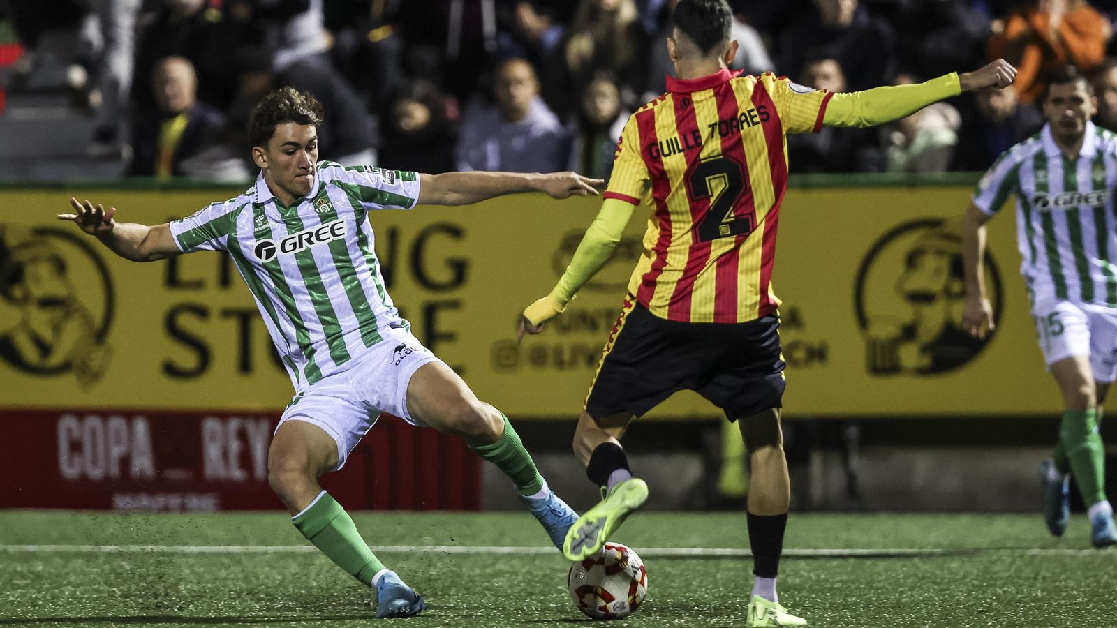 Mateo Flores entrando a recuperar un balón ante el Sant Andreu