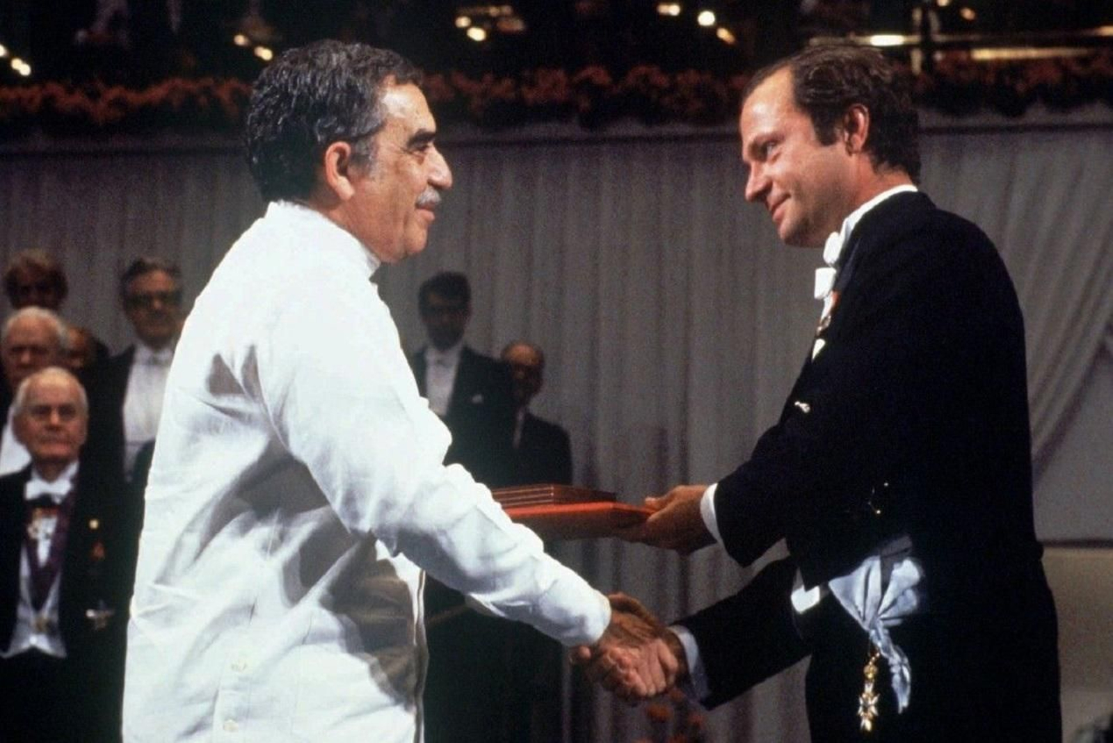 Gabriel García Márquez recoge el Nobel de Literatura