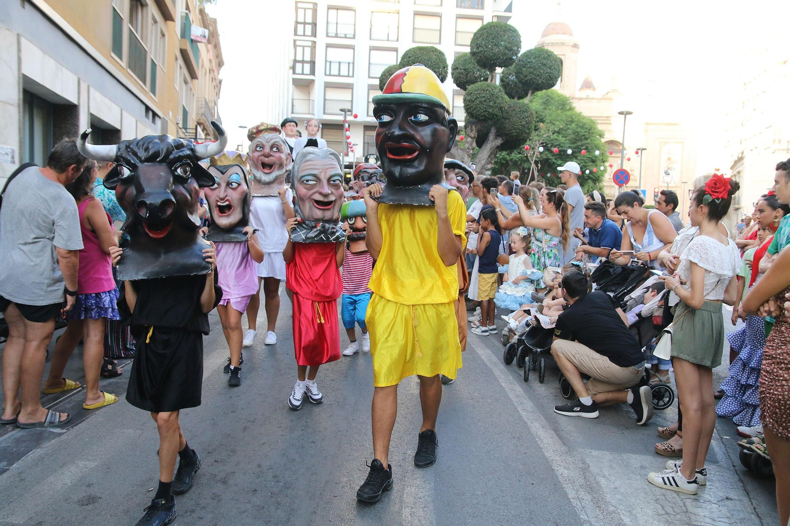 Las imágenes de la batalla de flores en la Feria de Almería 2023