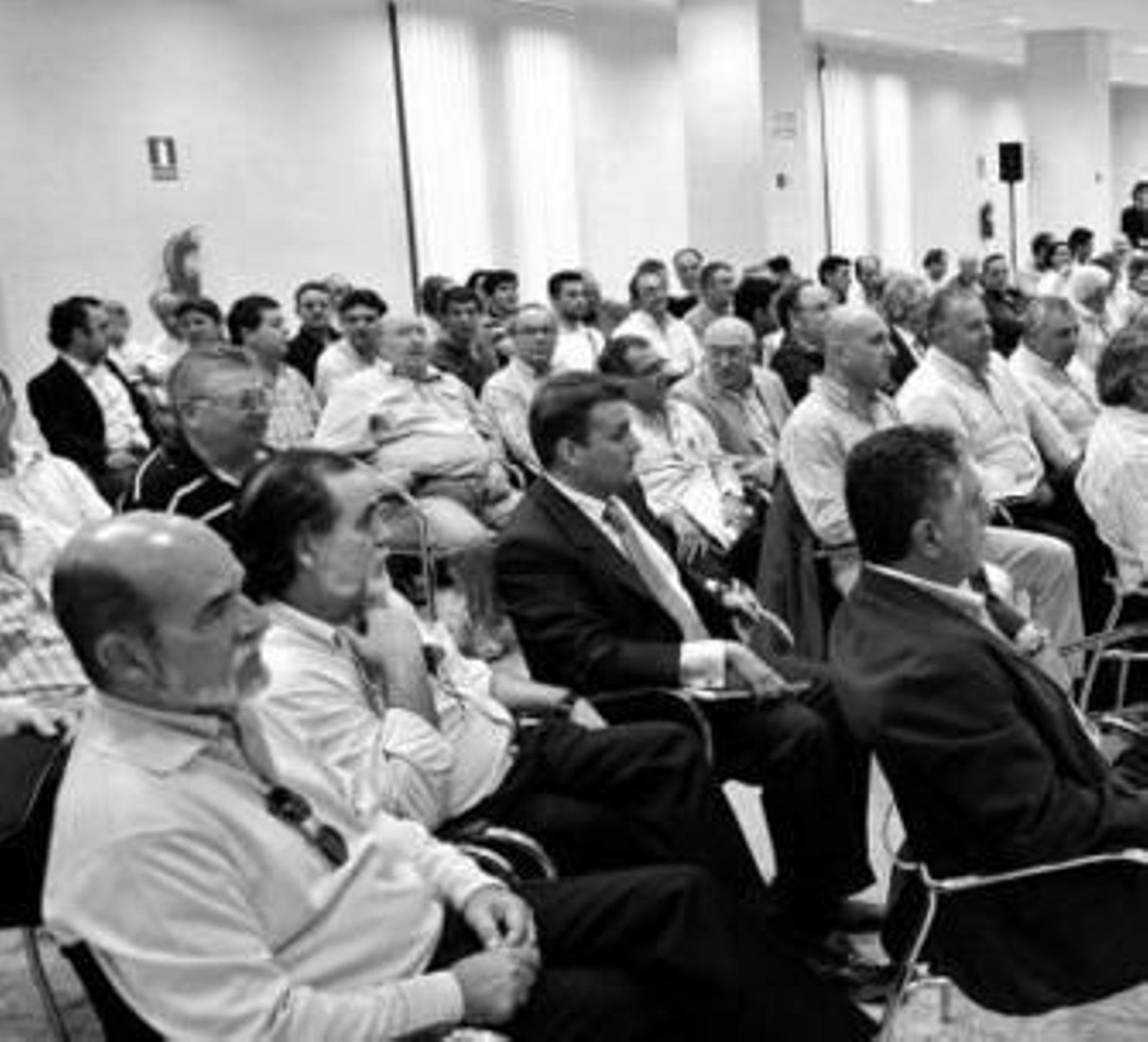 Un momento de la asamblea previa a la votación.